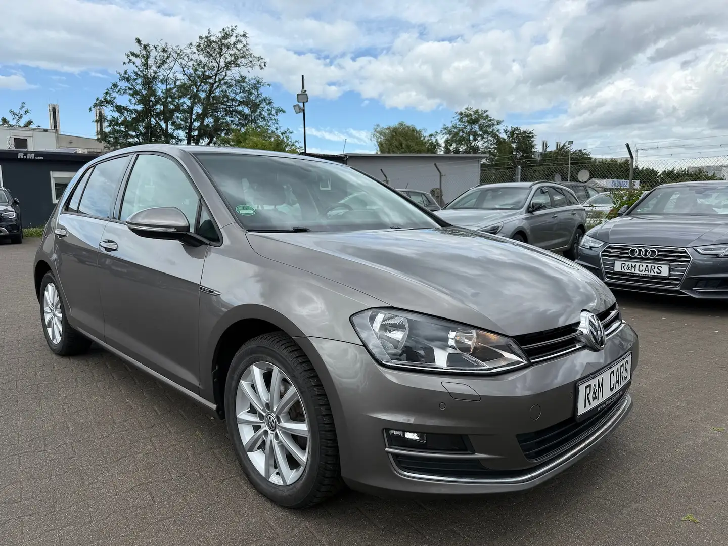 Volkswagen Golf Lounge 1.2 TSI Carplay Navi Sitzheizung Grau - 1