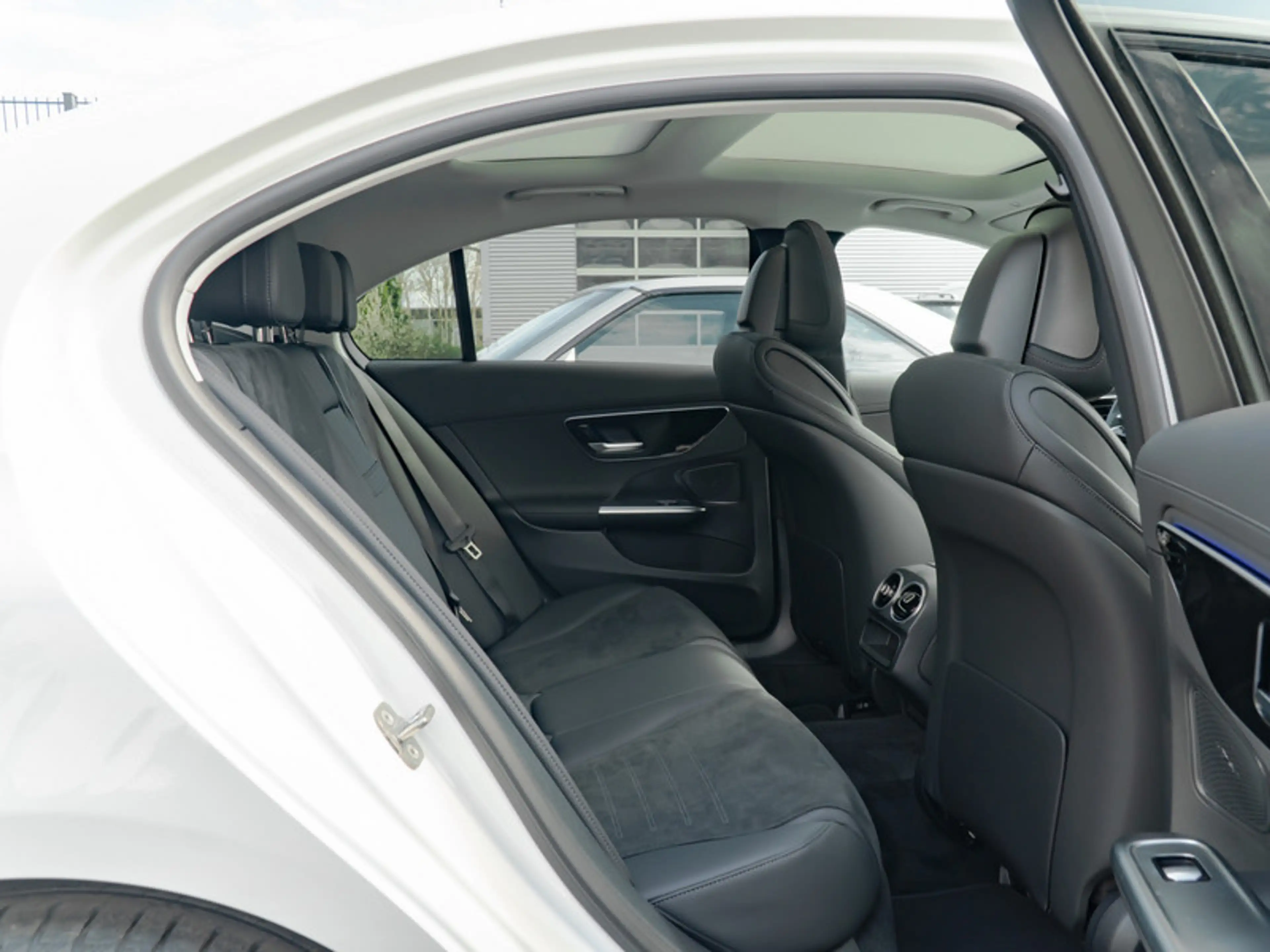Mercedes-Benz C 180 AMG-Sport/LED/Cam/Pano/Night/Totw/Ambiente — photo 10
