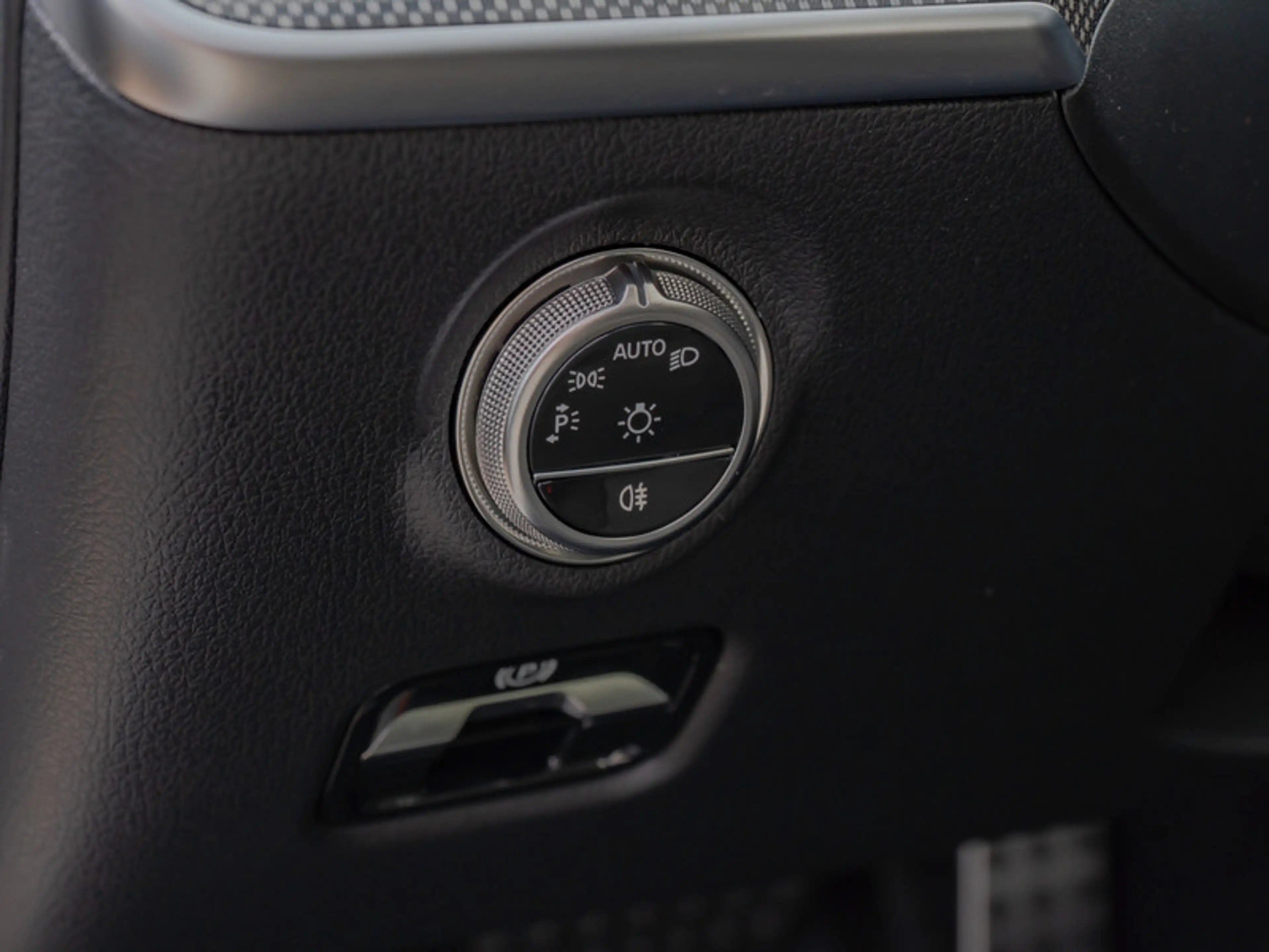 Mercedes-Benz C 180 AMG-Sport/LED/Cam/Pano/Night/Totw/Ambiente — photo 13