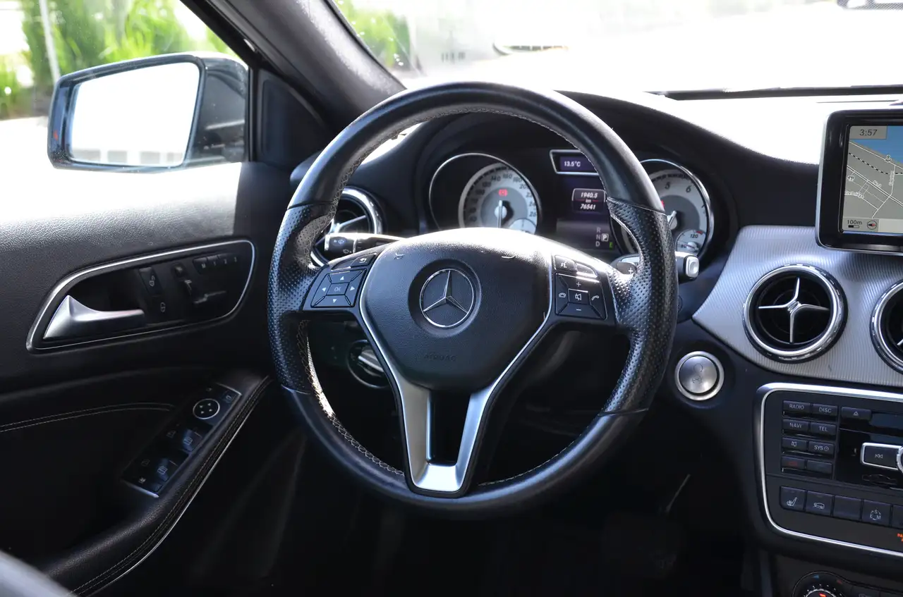 Mercedes-Benz GLA снимка Mercedes-Benz GLA
