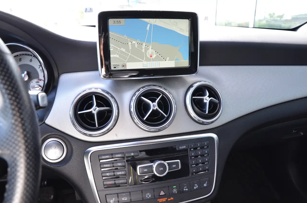 Mercedes-Benz GLA снимка Mercedes-Benz GLA
