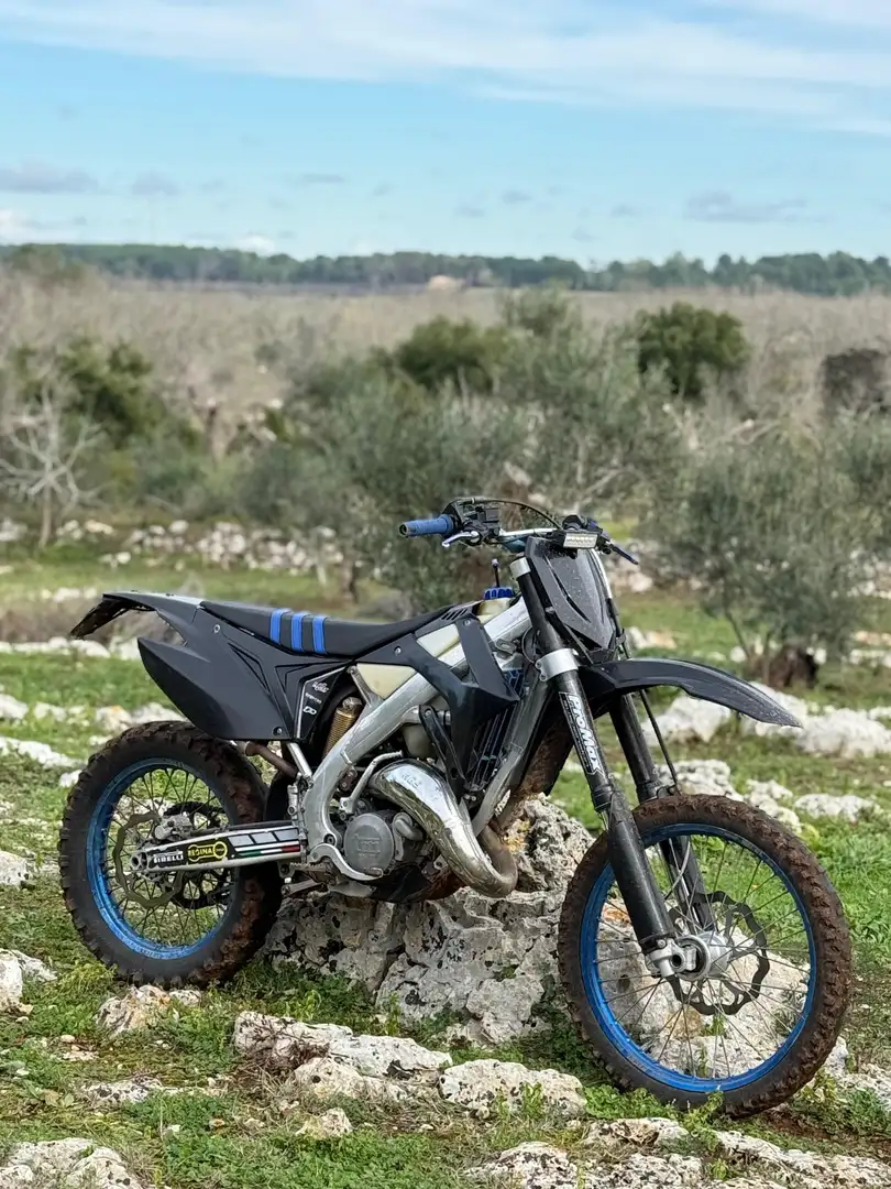 TM EN 125 Negro - 1