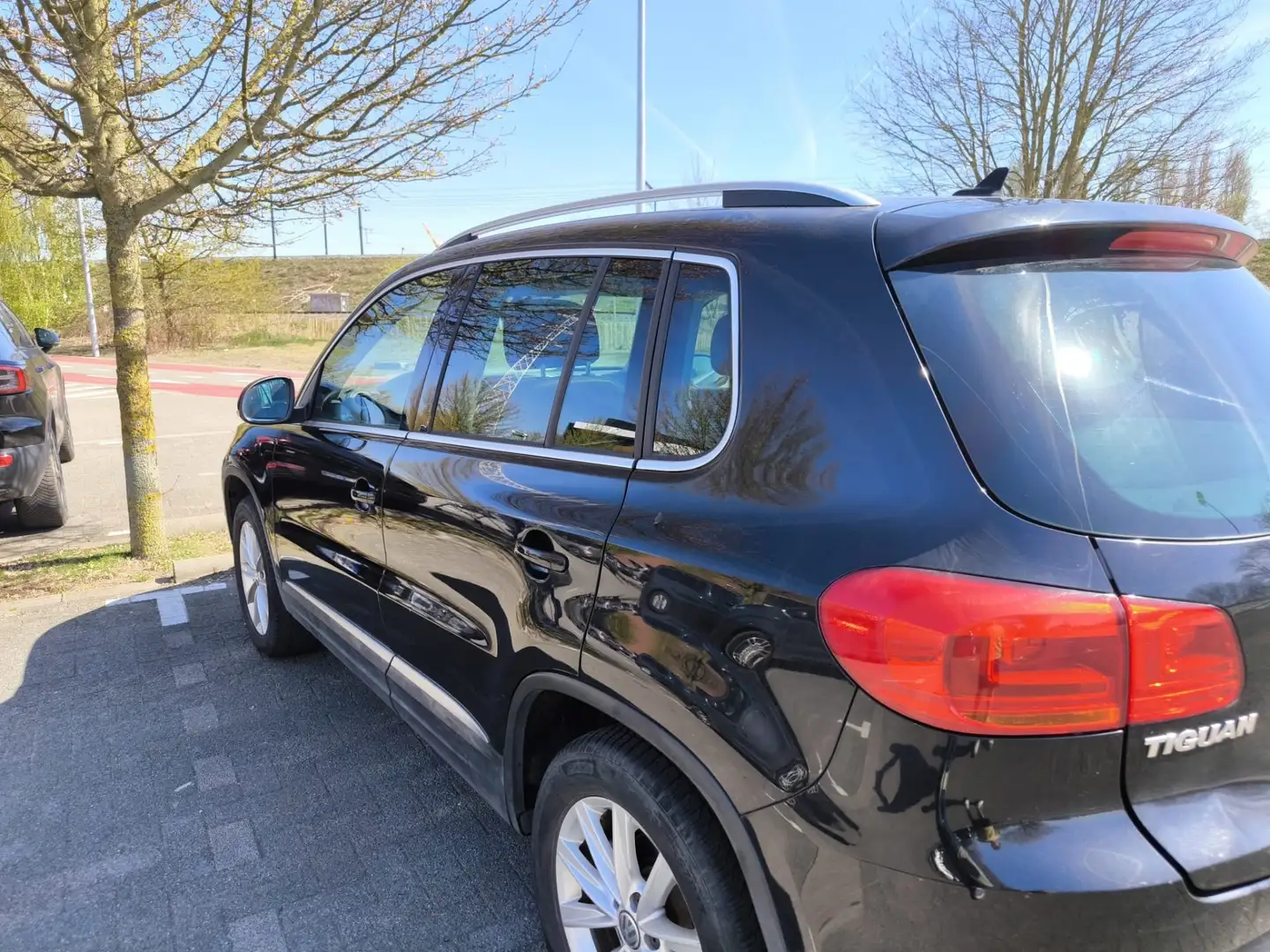 Volkswagen Tiguan 2.0 TDI DPF 4Motion BlueMotion Techn. DSG Sport & - 2