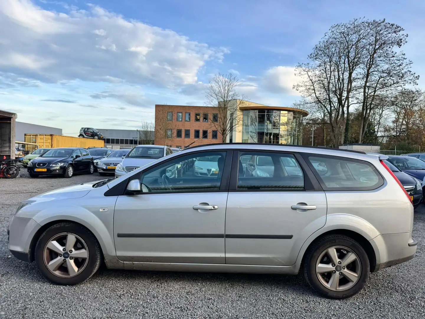Ford Focus Wagon 1.6-16V Futura Grau - 2
