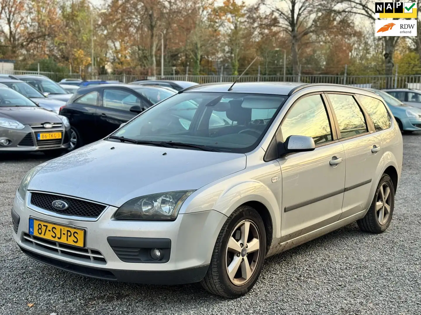 Ford Focus Wagon 1.6-16V Futura Grau - 1
