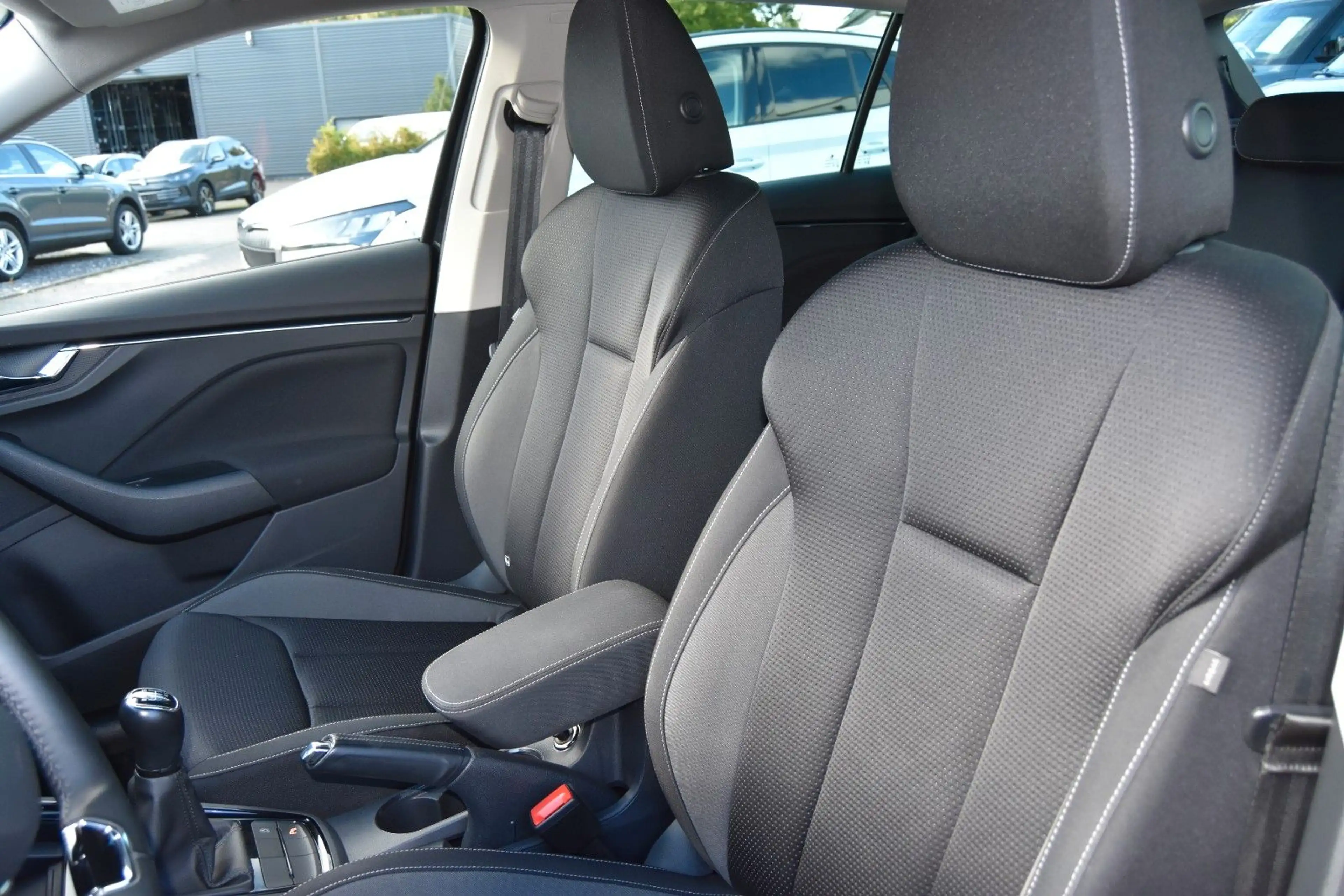 Skoda Scala Tour TSI LED/NAVI/SHZ/LKRh/RCAM — photo 10