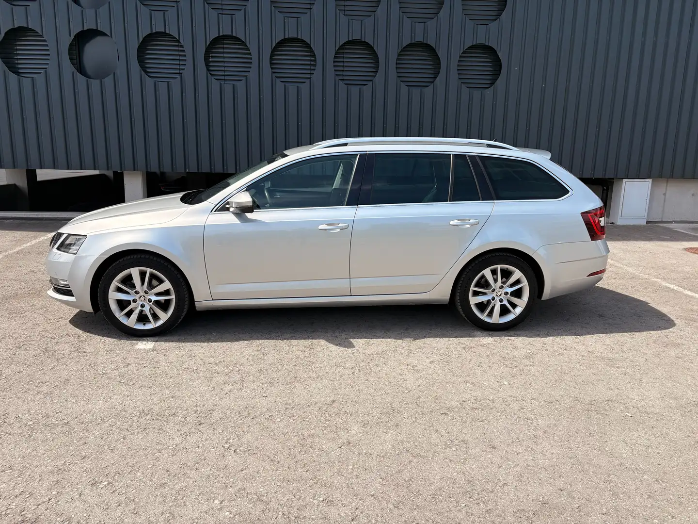 Skoda Octavia Octavia Combi 2,0 TDI Style Limited DSG Silber - 2