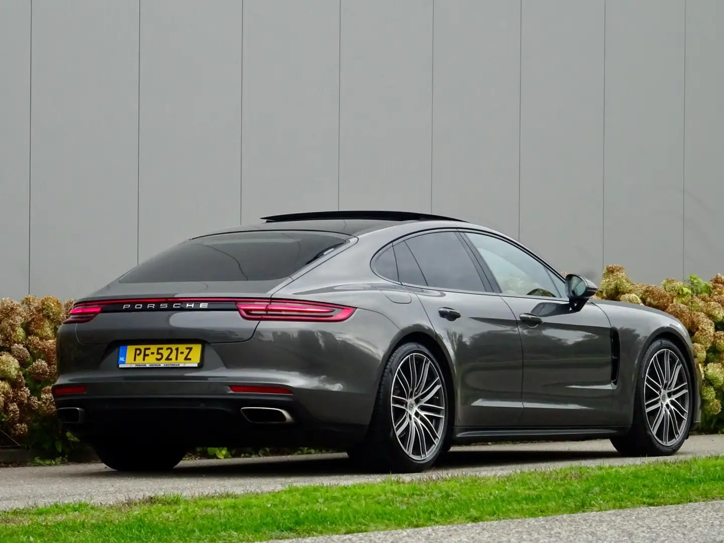 Porsche Panamera 3.0 4 Executive 331pk Sport /// 2x Panorama // NL- Grijs - 2