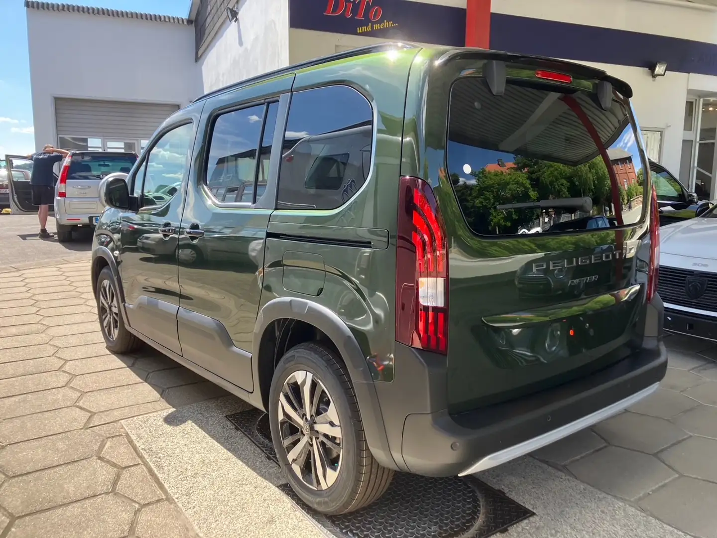 Peugeot Rifter 1.5 Blue HDI 130 EAT8 L1 GT SHZ AHK Vorbereitung Grün - 2