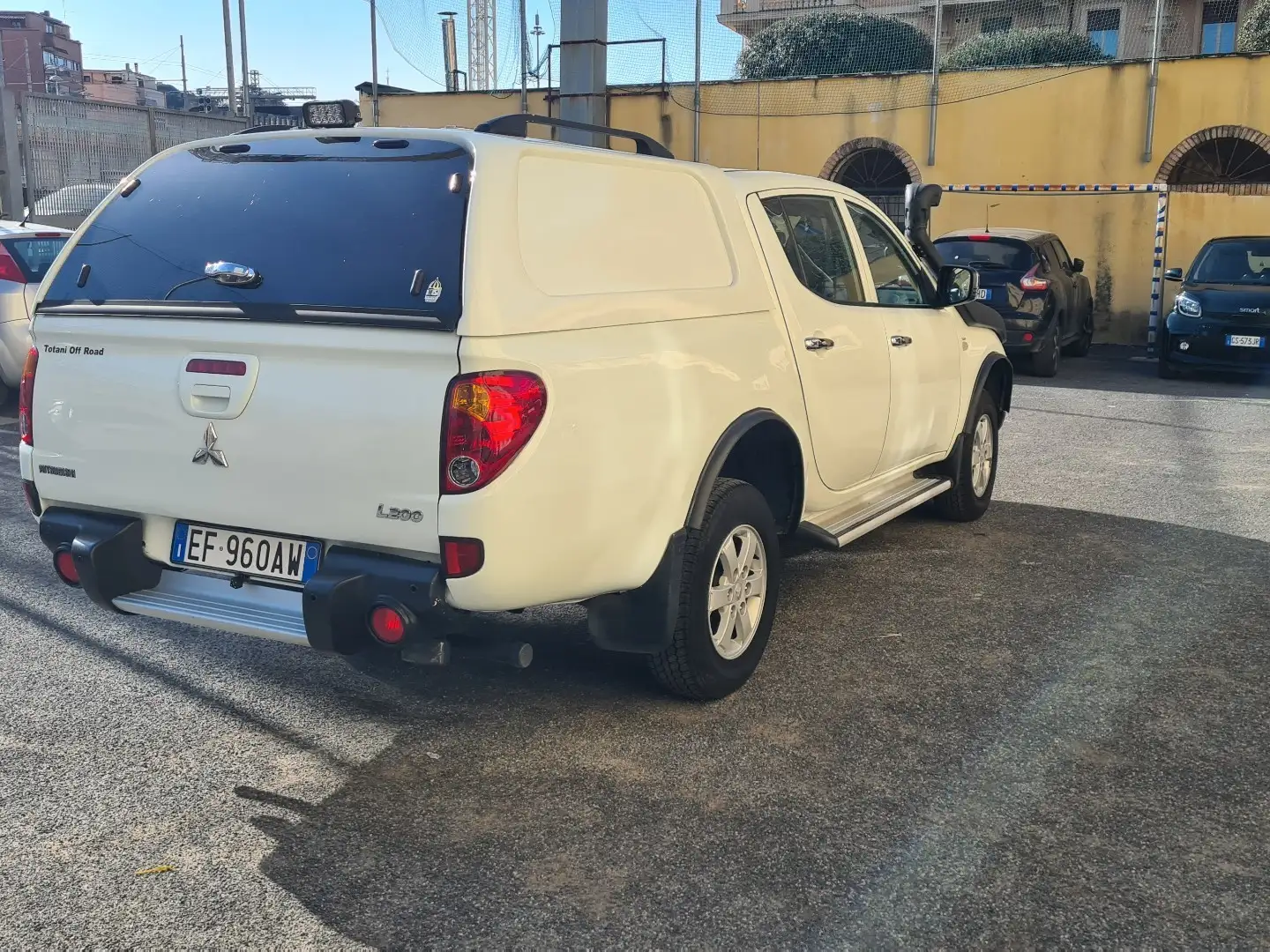 Mitsubishi L200 d.cab 2.5 di-d Invite Plus - 2