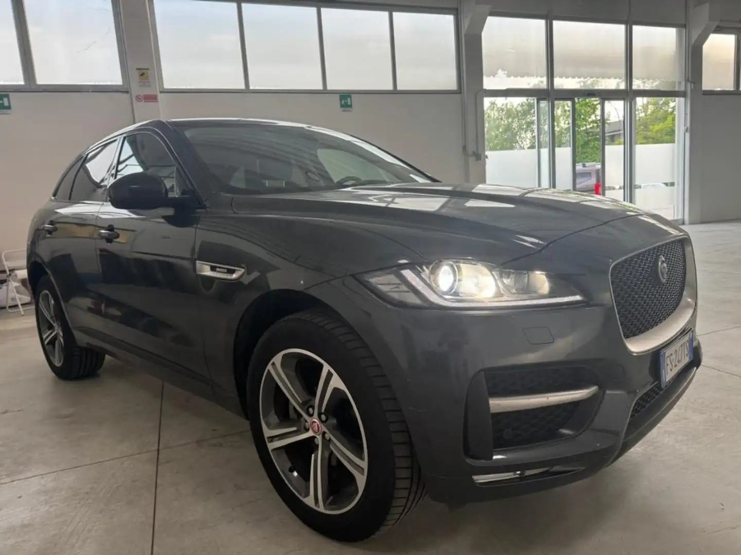 Jaguar F-Pace 2.0 D 240 CV AWD aut. R-Sport Grigio - 2