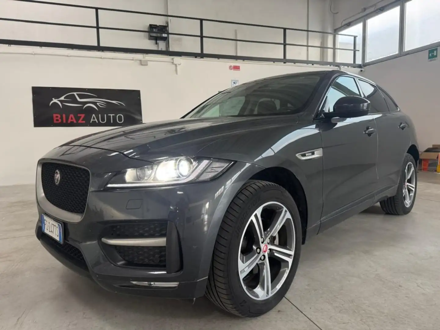 Jaguar F-Pace 2.0 D 240 CV AWD aut. R-Sport Grigio - 1