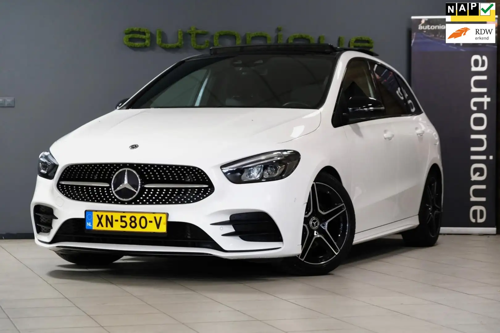 Mercedes-Benz B 180 *AMG Pack* Panoramadak/Navi/Camera/Diamond Gril/'1 Wit - 1