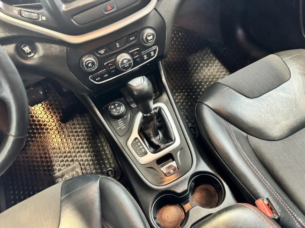 Jeep Cherokee снимка Jeep Cherokee
