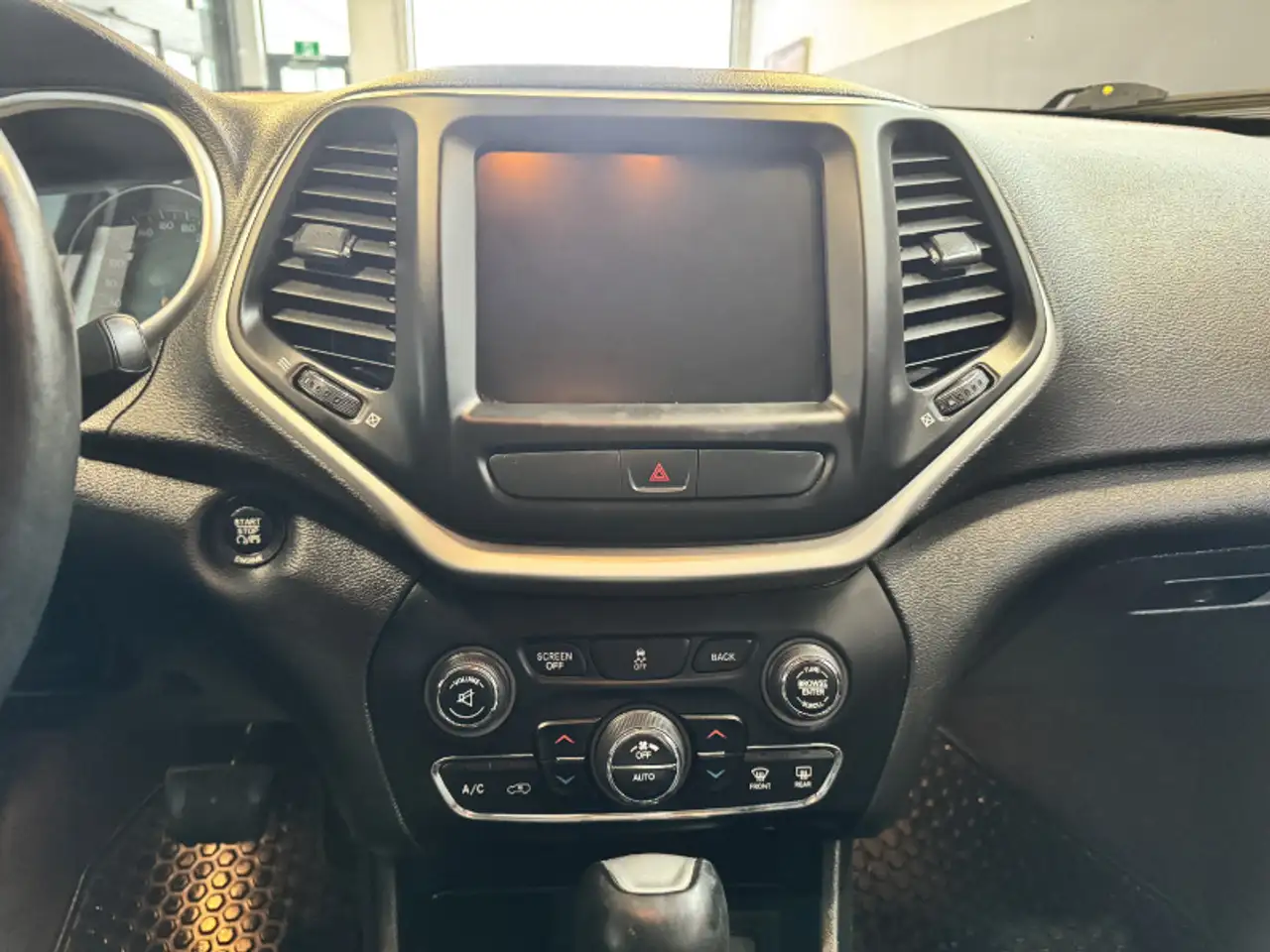 Jeep Cherokee снимка Jeep Cherokee