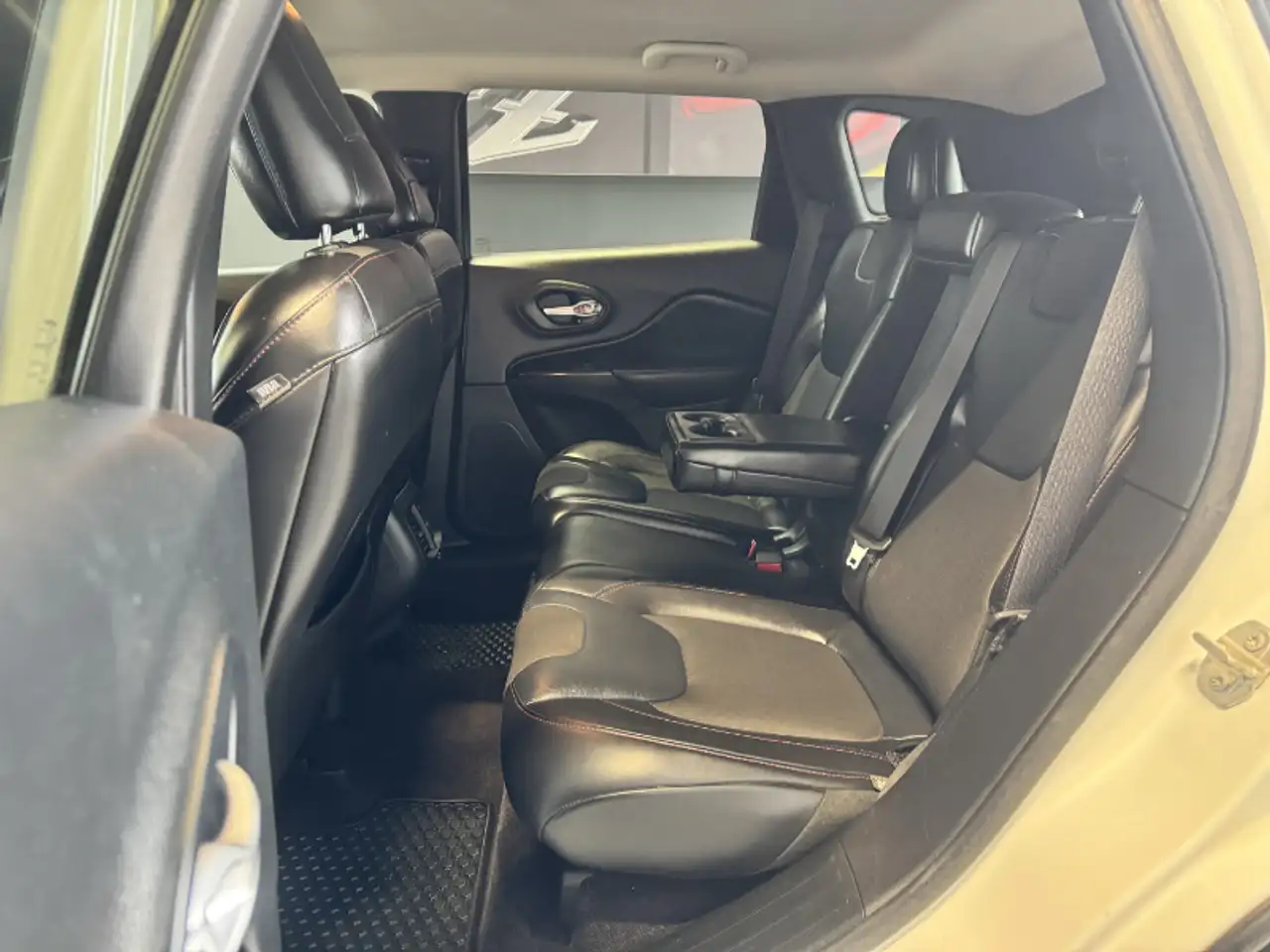 Jeep Cherokee снимка Jeep Cherokee