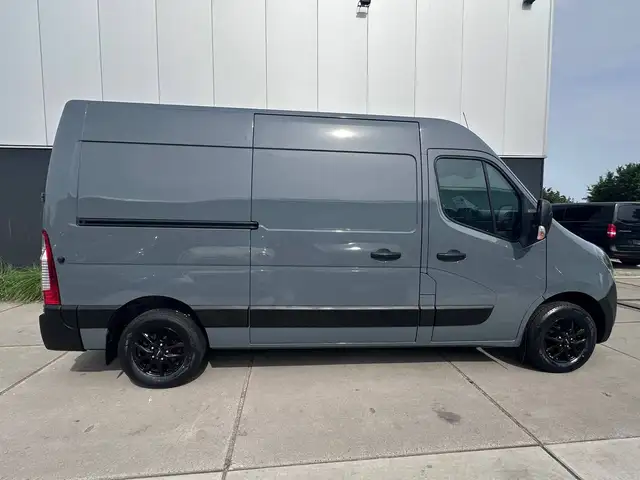 Opel Movano view 2