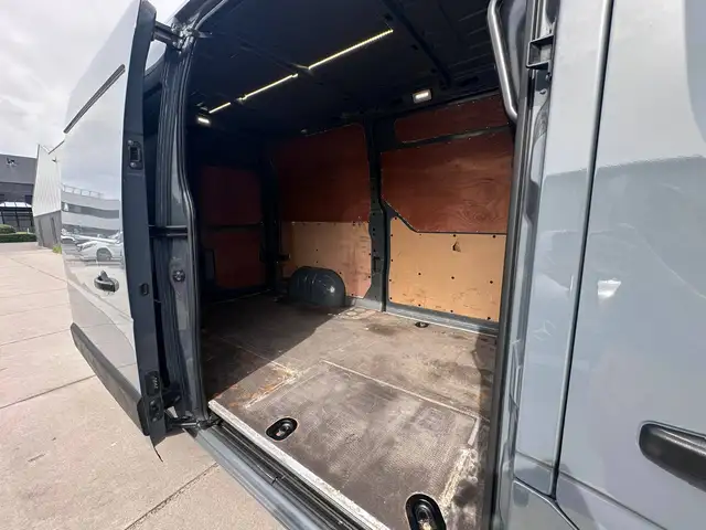 Opel Movano view 4