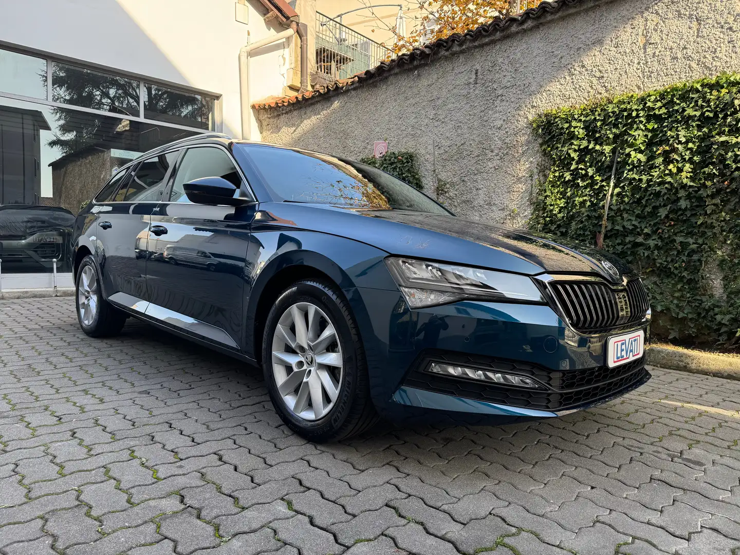 Skoda Superb III Wagon 2.0tdi evo Executive 150cv dsg 23000 km Bleu - 1