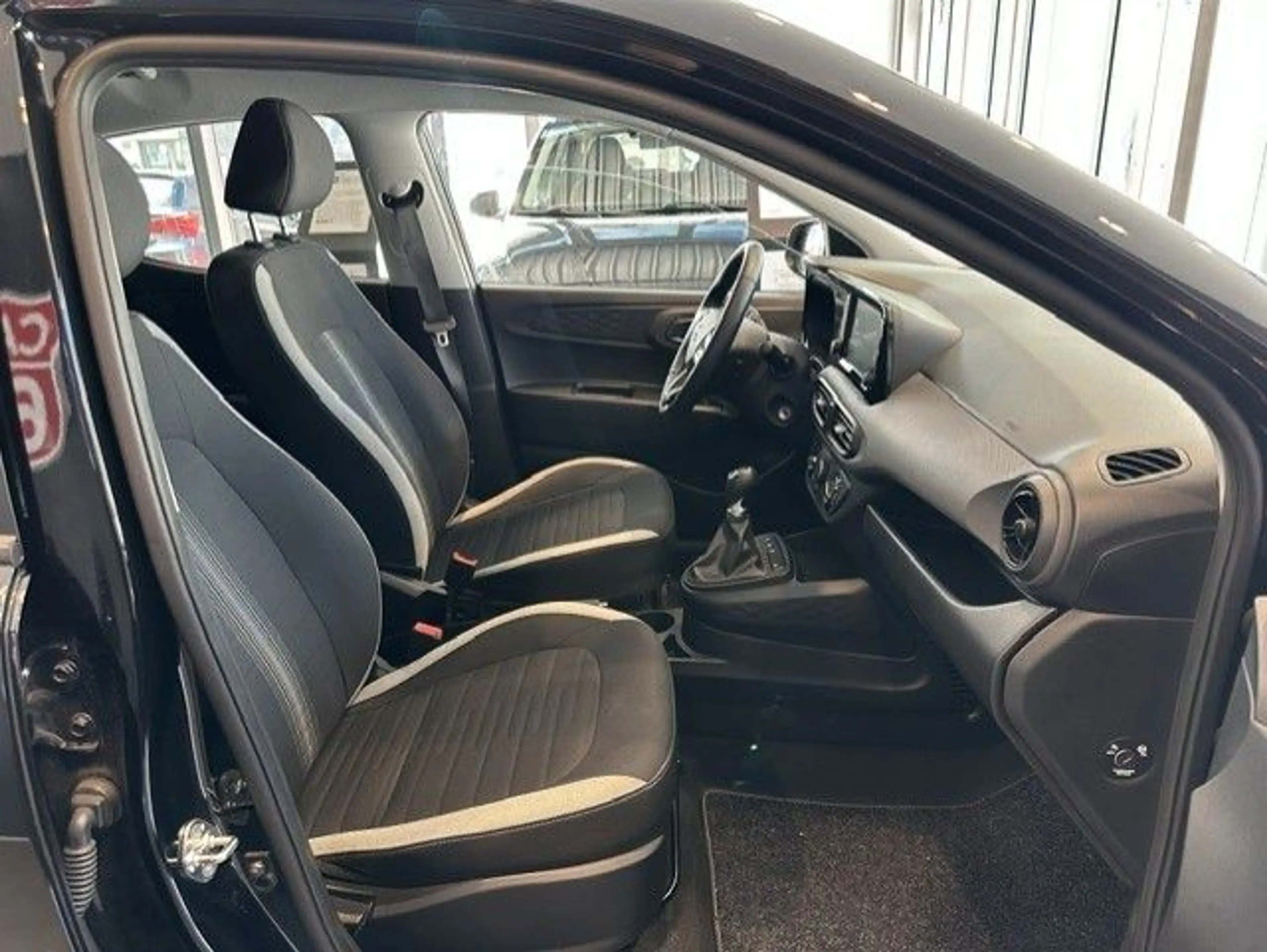 Hyundai i10 Edition 30 — photo 12