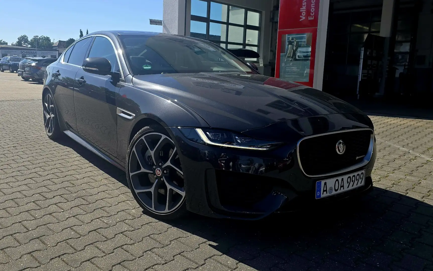 Jaguar XE R-Dynamic HSE Grau - 1