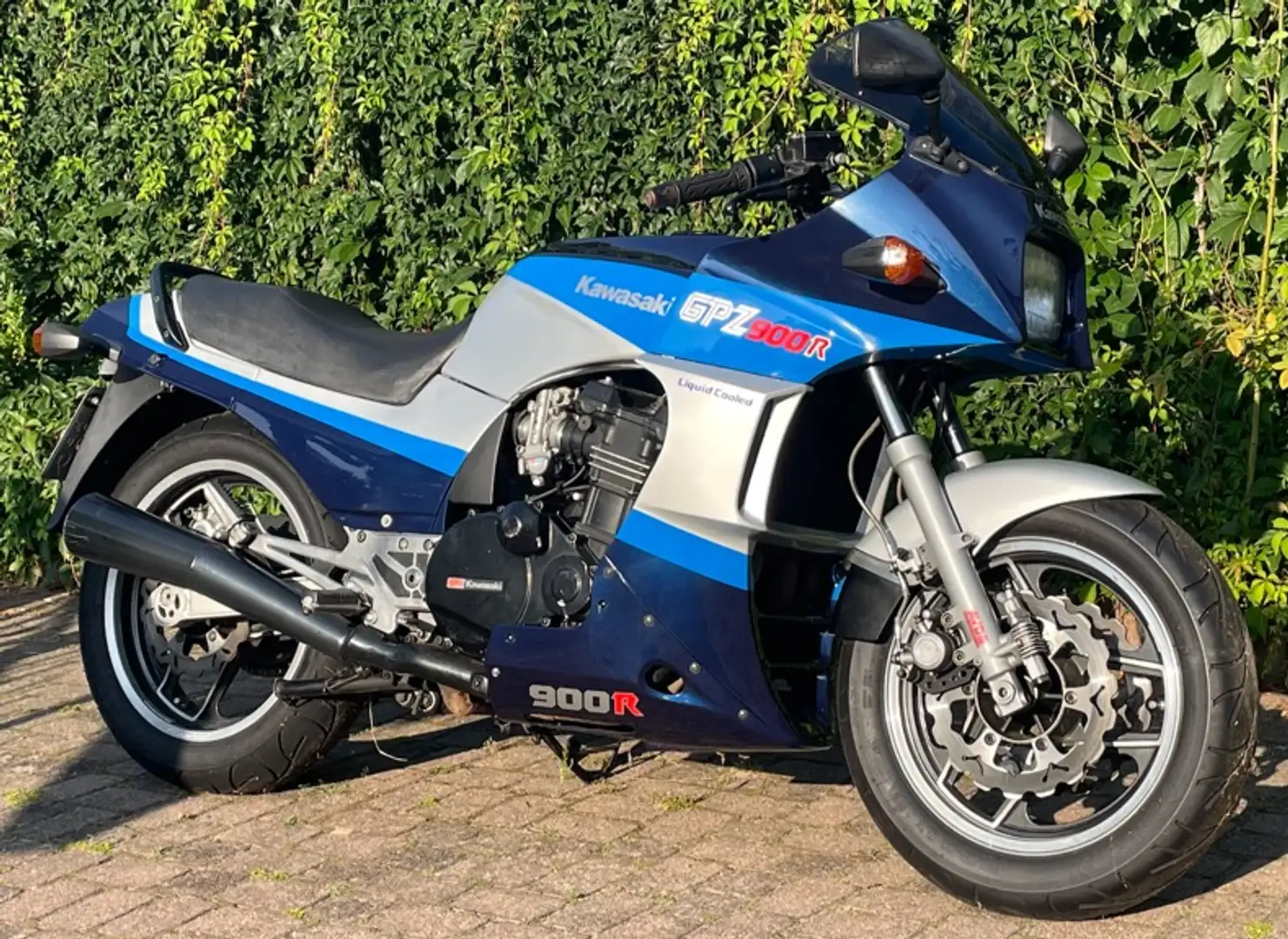 Kawasaki GPZ 900 R Azul - 1
