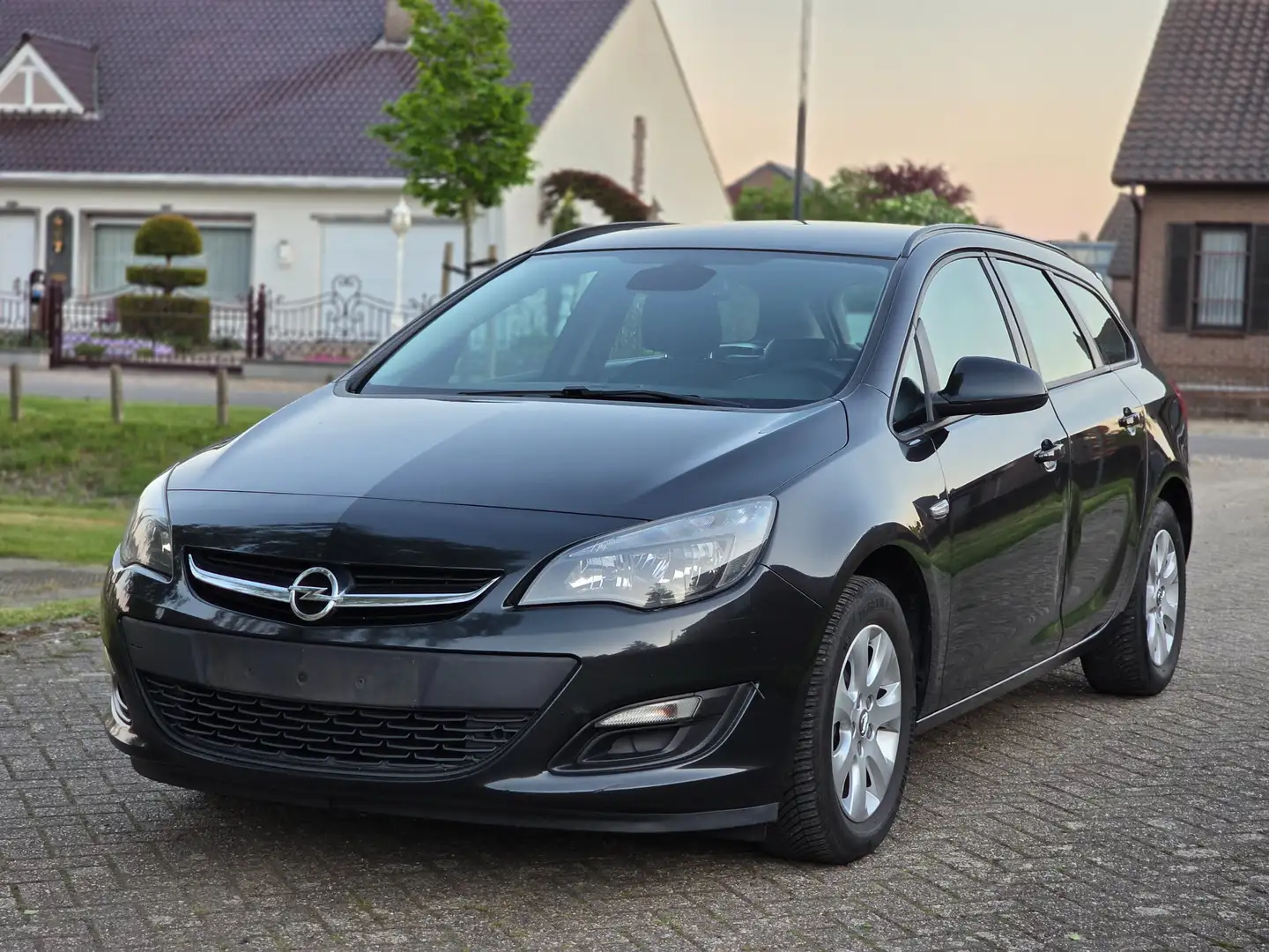 Opel Astra Sports Tourer 1.6 CDTi ecoFLEX * Start/Stop * EU6 Schwarz - 1