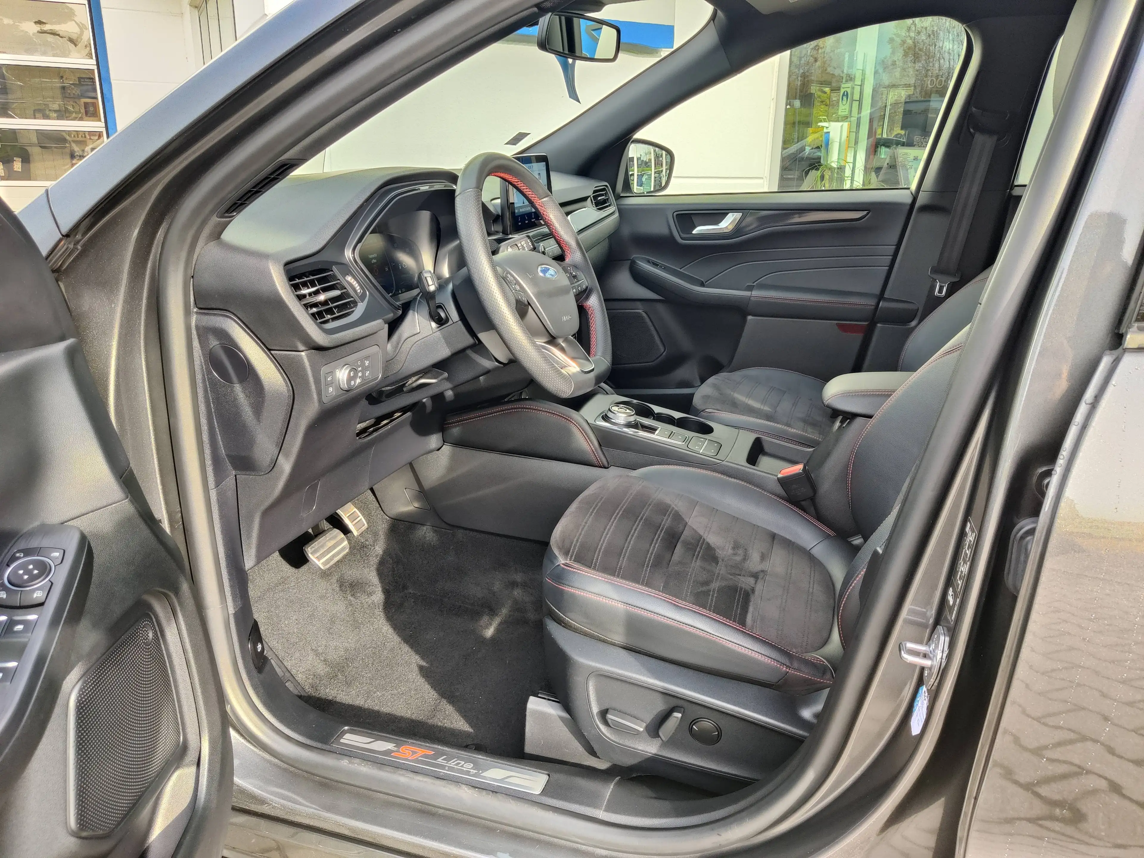 Ford Kuga Plug-In Hybrid ST-Line X — photo 4