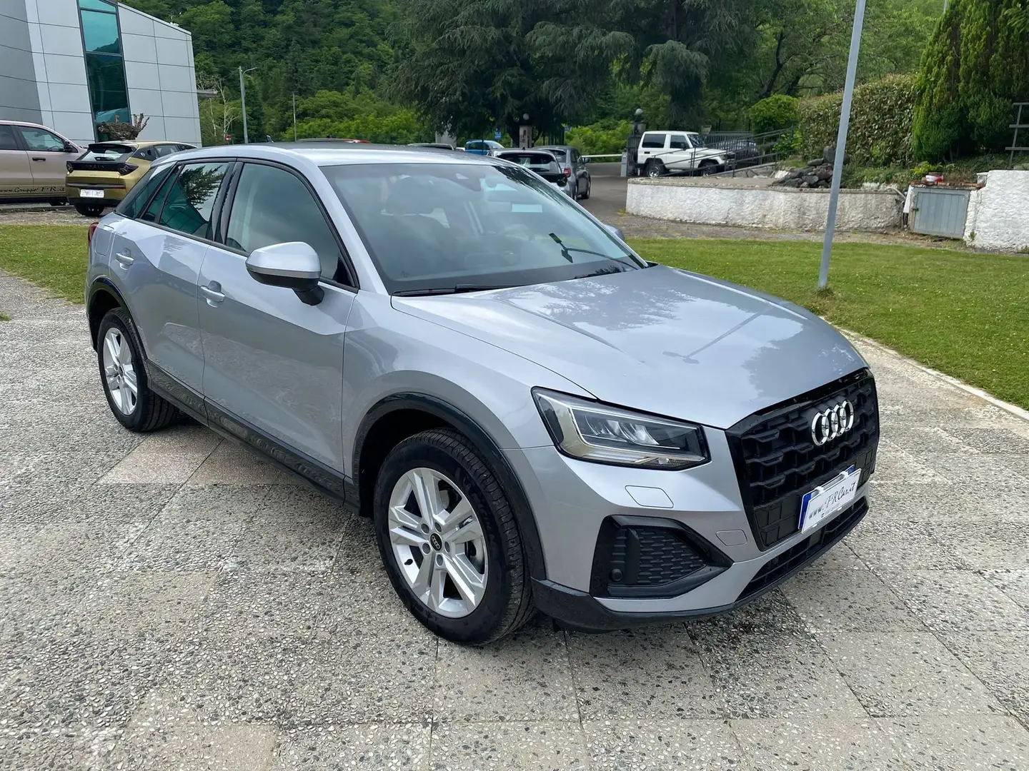 Audi Q2 35 TFSI S tronic Business Silber - 1