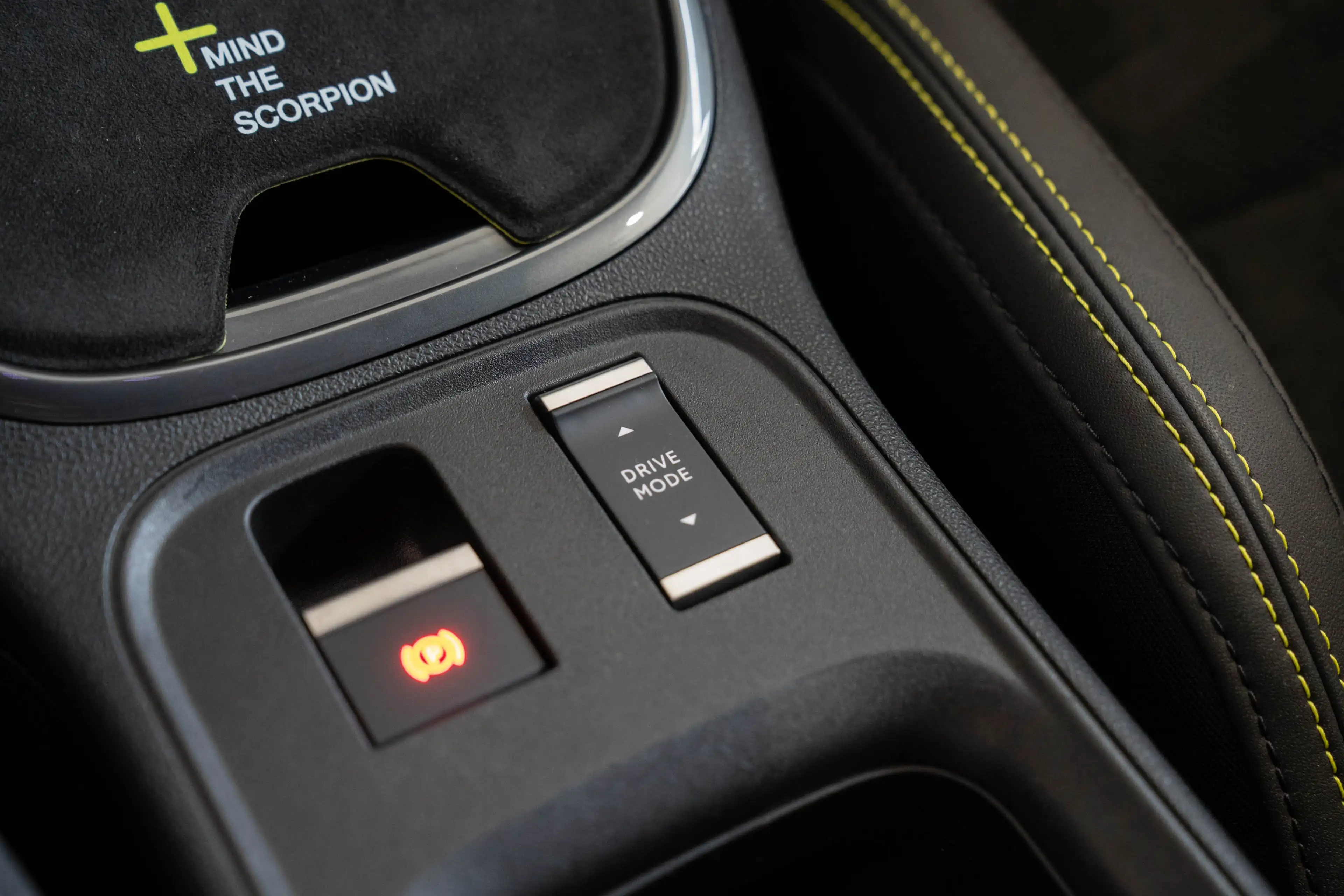 Abarth 600e Scorpionissima 54 kWh | Tot 8 Jaar Garantie | Wint — photo 31