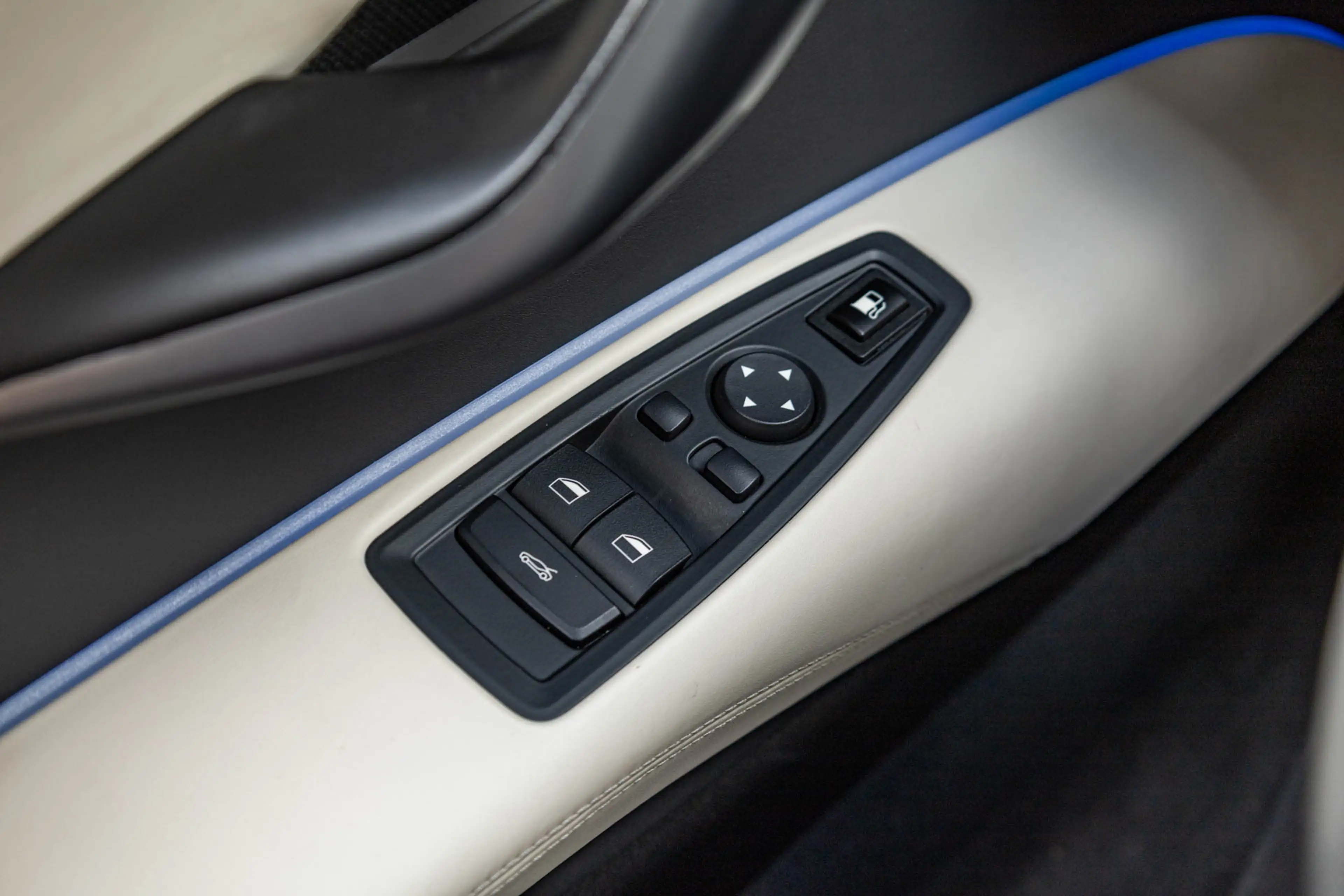 BMW i8 I12 / NAP / Head-Up / HK / 22 Inch / Keyless — photo 26