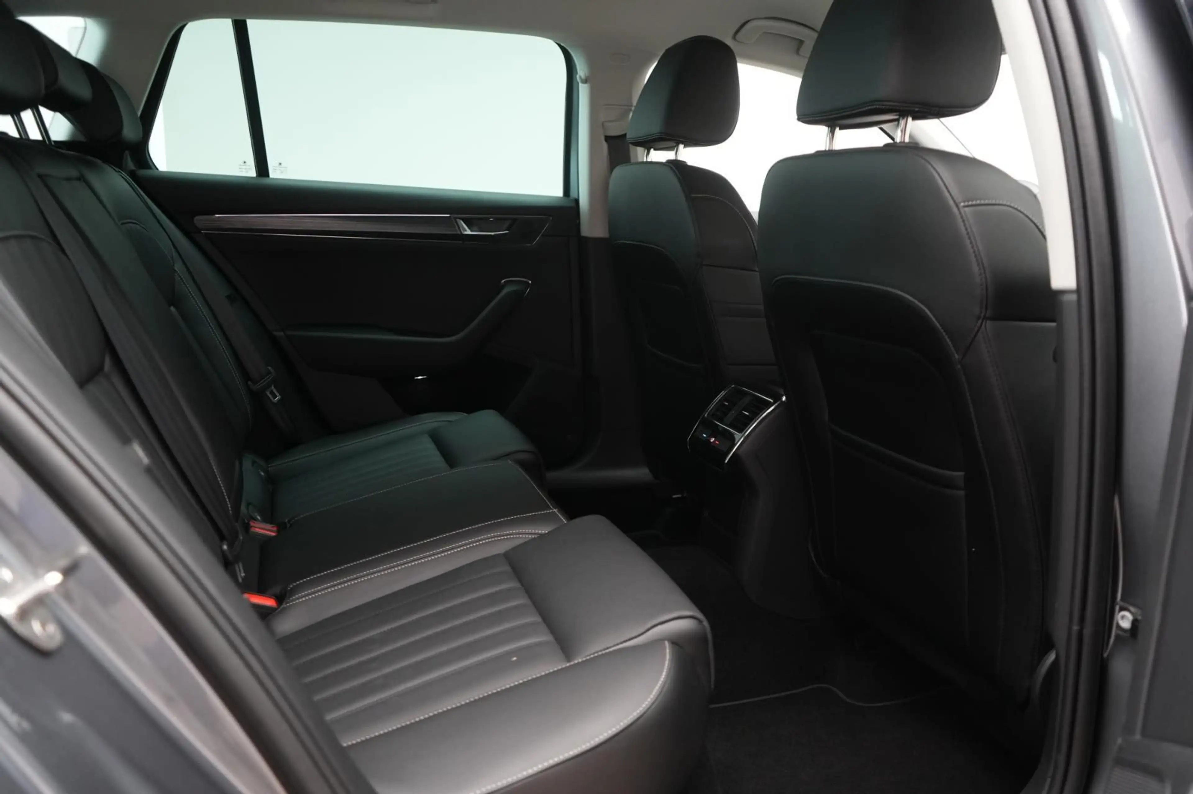 Skoda Superb 2.0 TDI 4x4 DSG Style Leder/ACC/Kamera/AH — photo 8