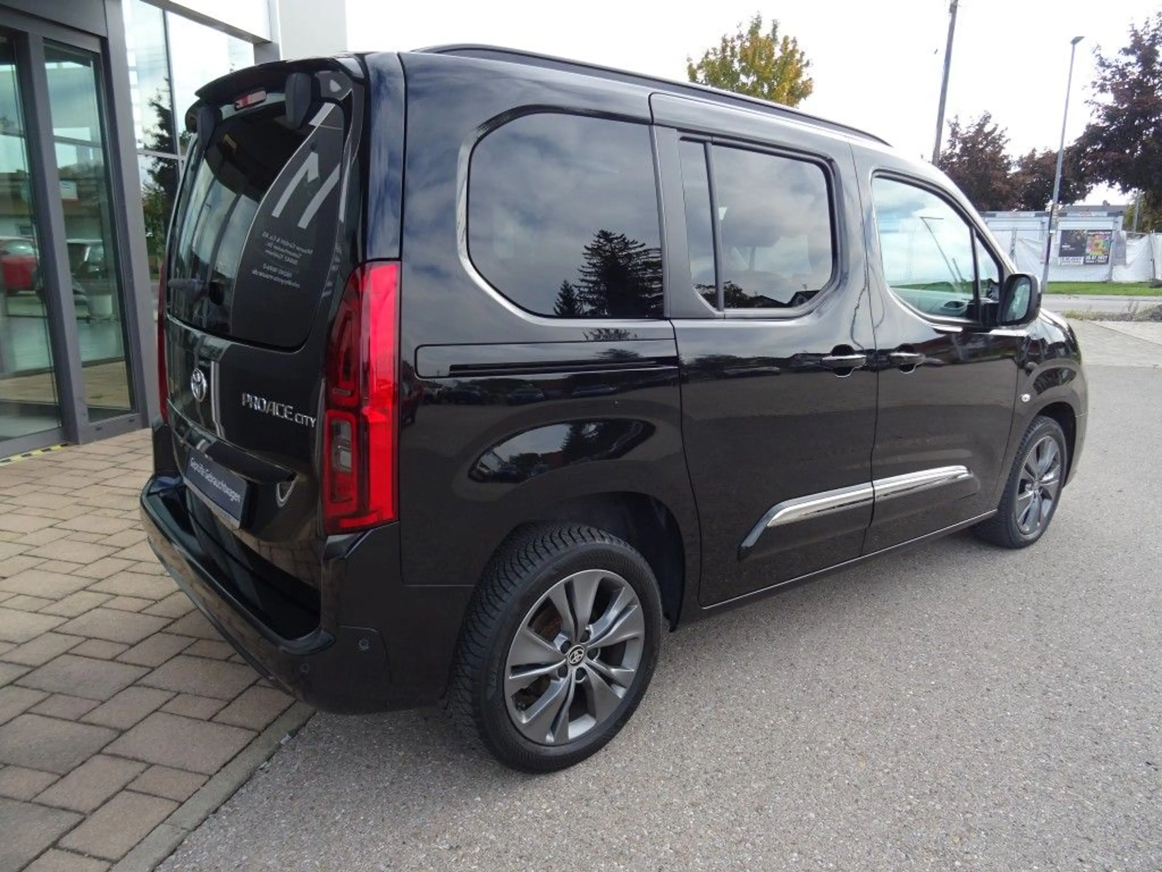 Toyota Proace City Verso 1.5 D-4D L1 Aut Lounge — photo 7