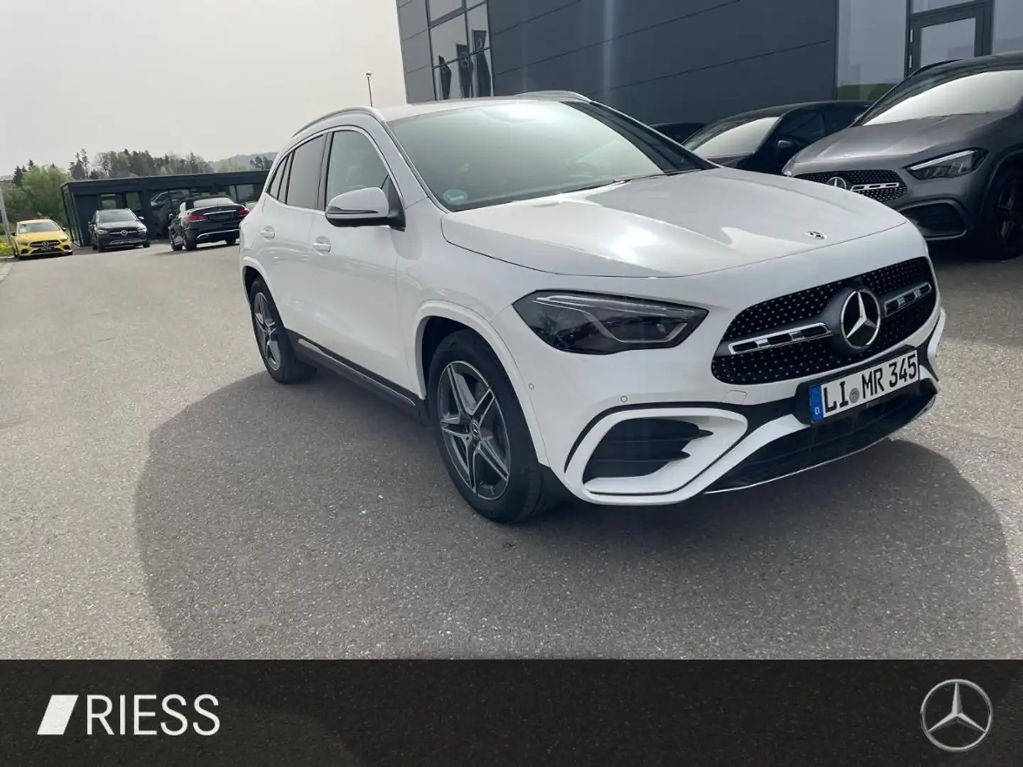 Mercedes-Benz GLA 220 4M AMG+DISTRONIC+AHK+MULTIBEAM+360°+KEYL Bílá - 2