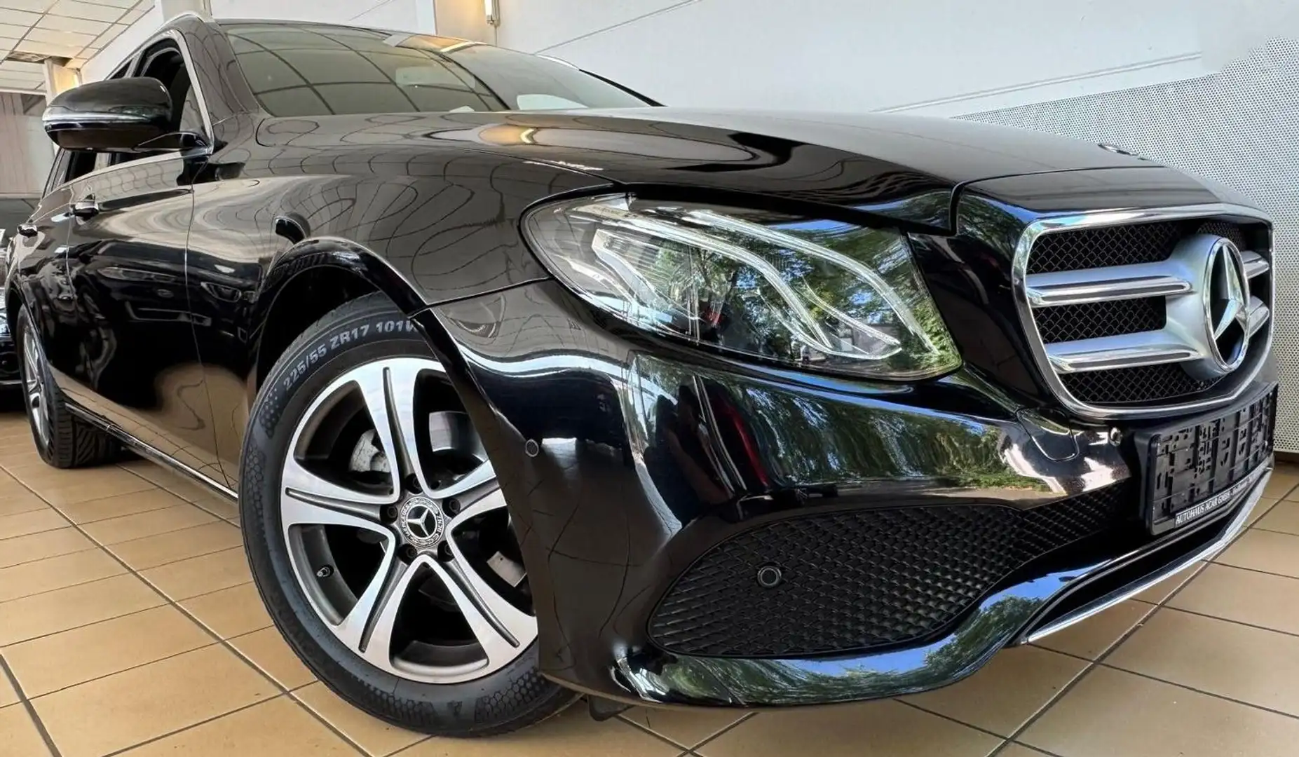 Mercedes-Benz E 220 d Avantgarde LED Kamera Tempo Ambiente Key-Go Navi Noir - 1