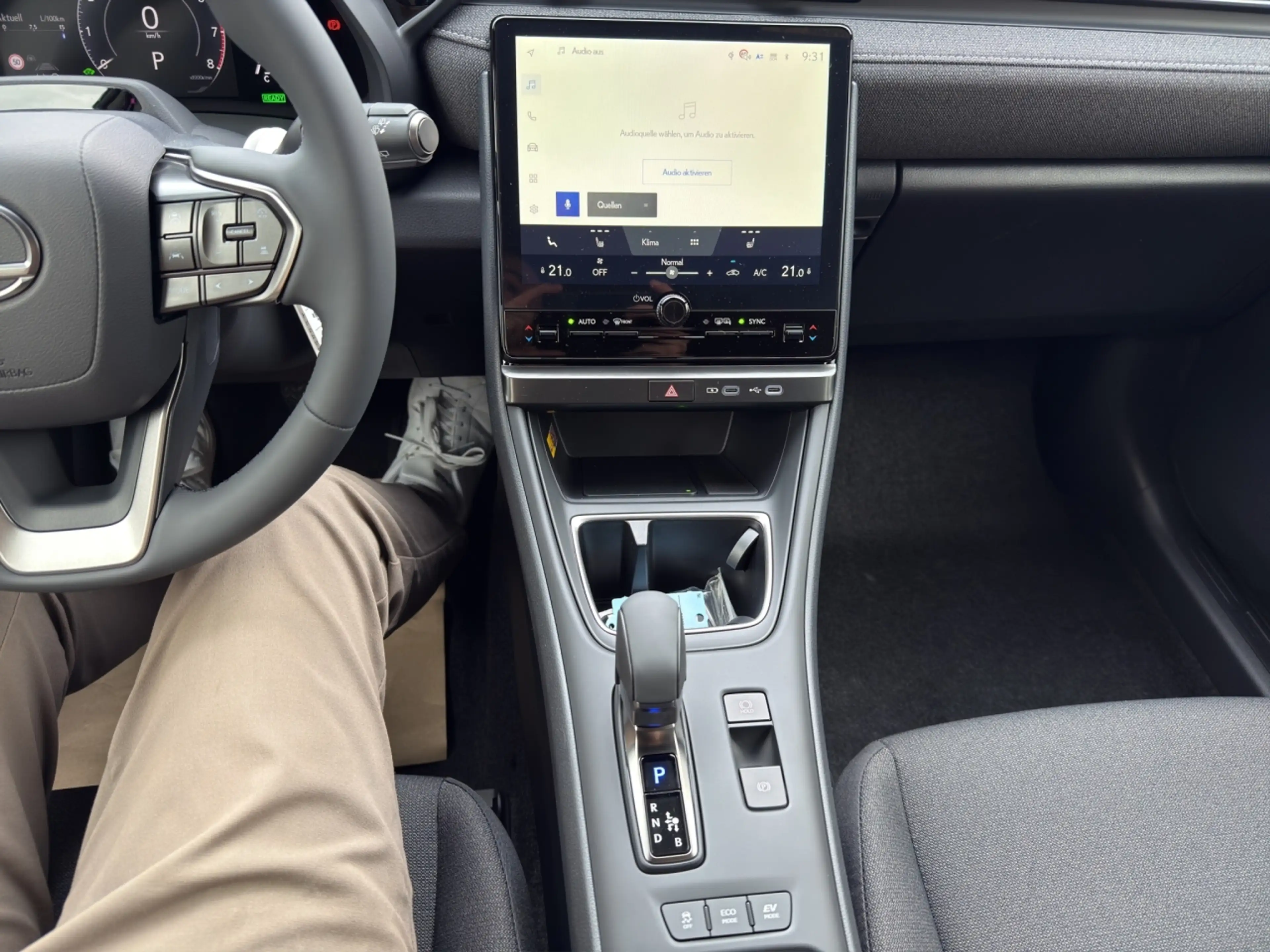 Lexus LBX LBX Basis 136 PS 2WD — photo 13