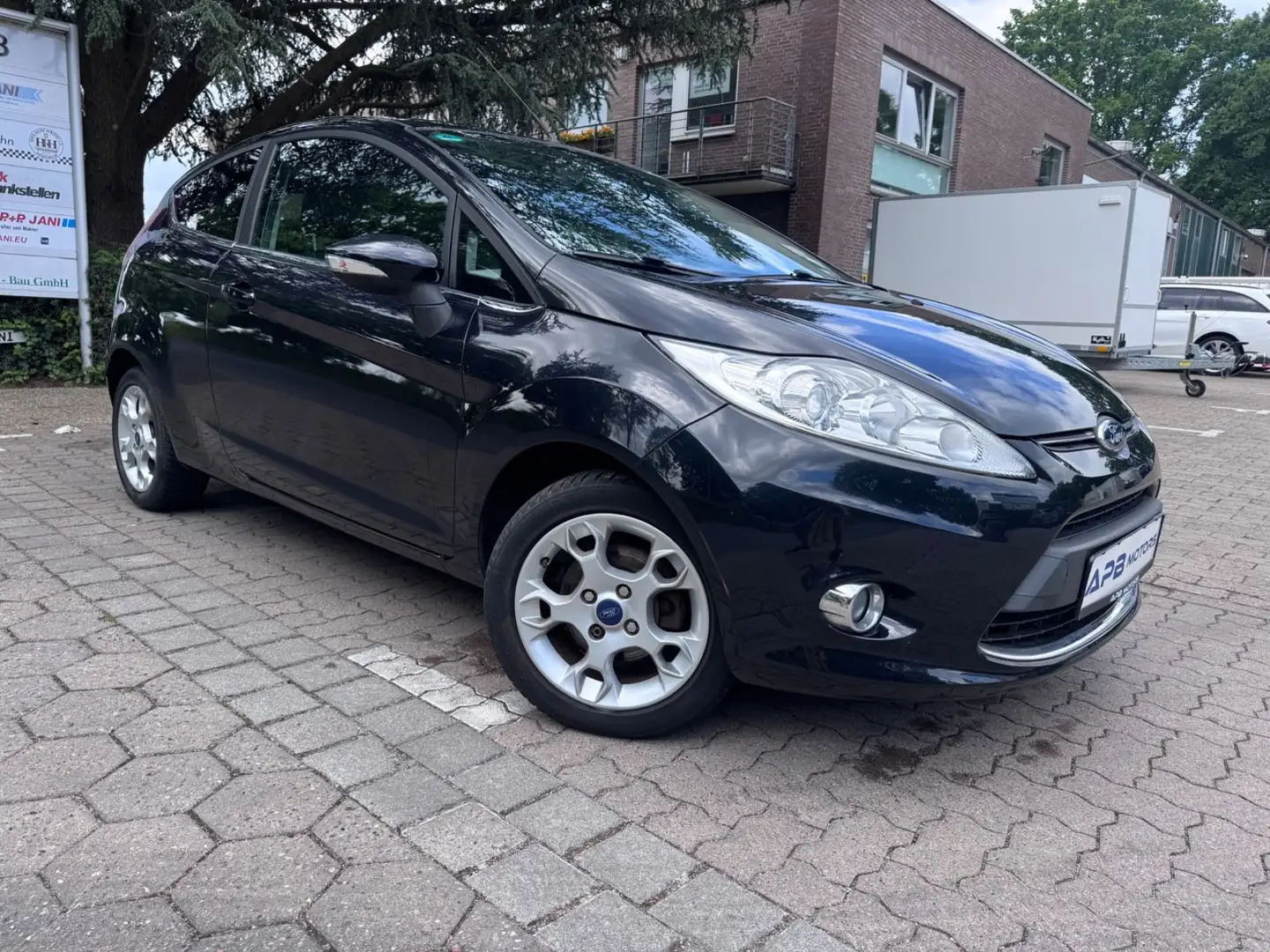 Ford Fiesta FIESTA 1.4 TITANIUM KLIMA PDC SITZ+SCHEIBENHZG Schwarz - 1