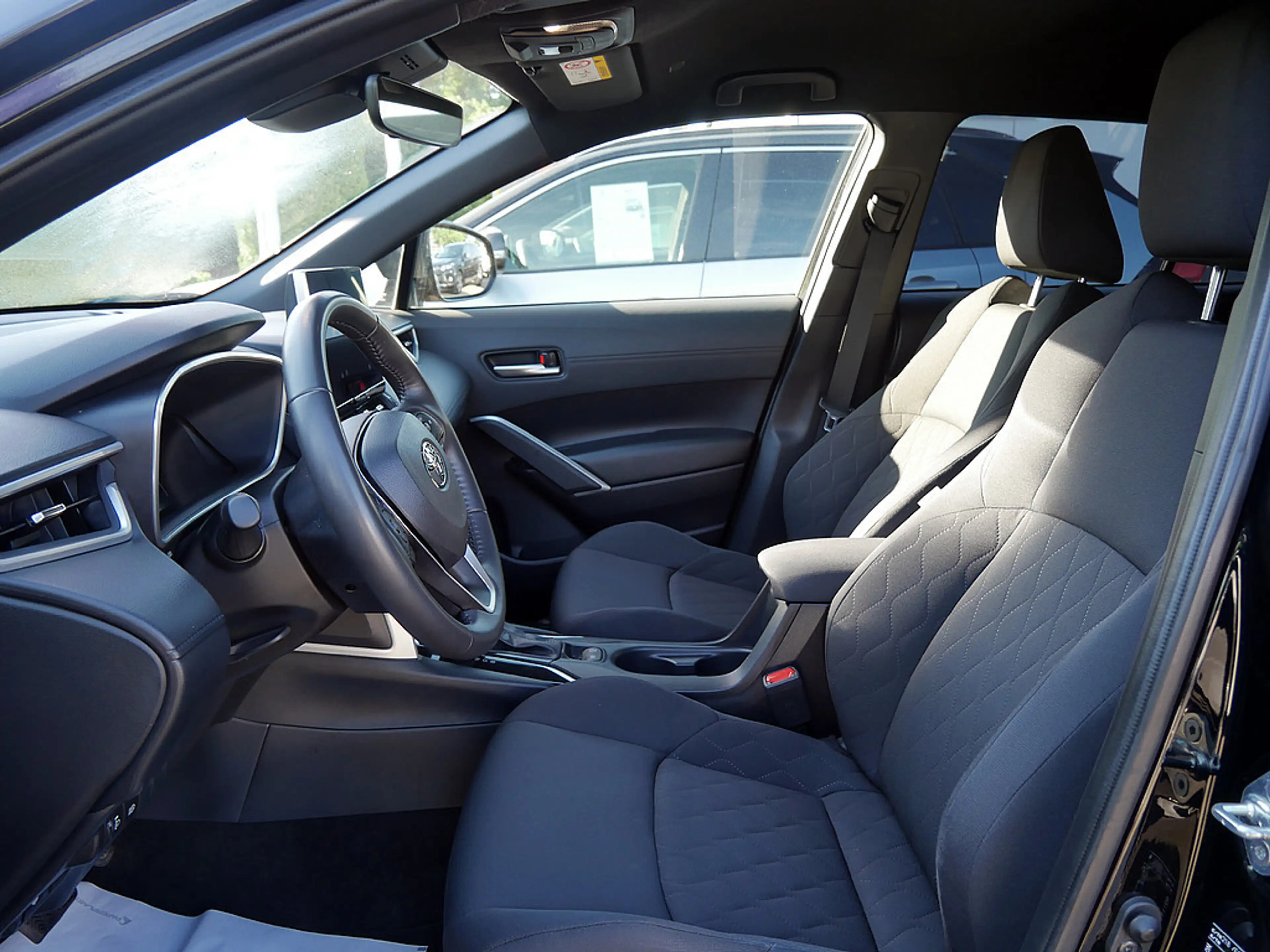 Toyota Corolla Cross 2.0 VVT-i Hybrid AWD Active LED — photo 15