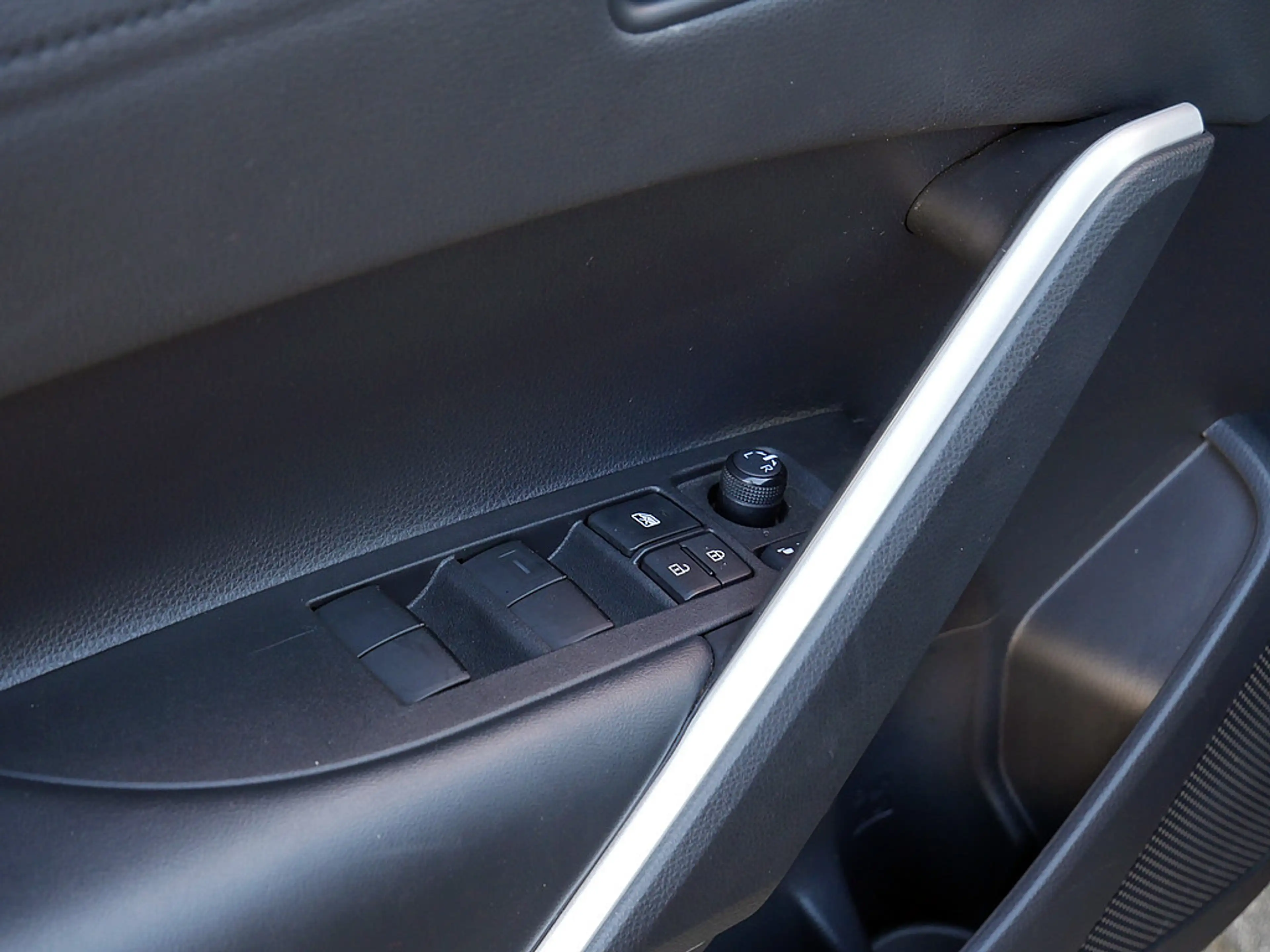 Toyota Corolla Cross 2.0 VVT-i Hybrid AWD Active LED — photo 14