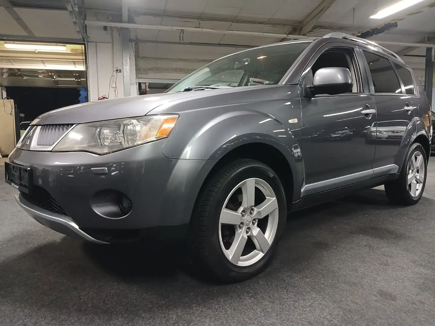 Mitsubishi Outlander 2.4 Inten ALLRAD AUTOMATIK 7SITZER Grau - 1