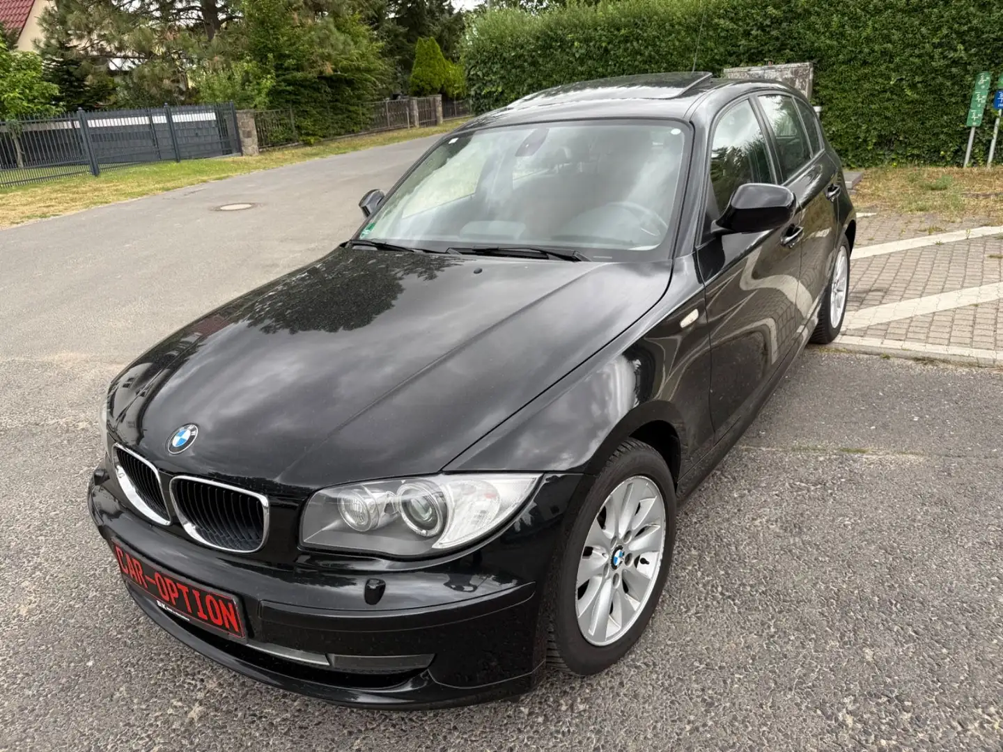 BMW 118 i Lim. /Automatik/Leder/Glasdach/Navi Schwarz - 1