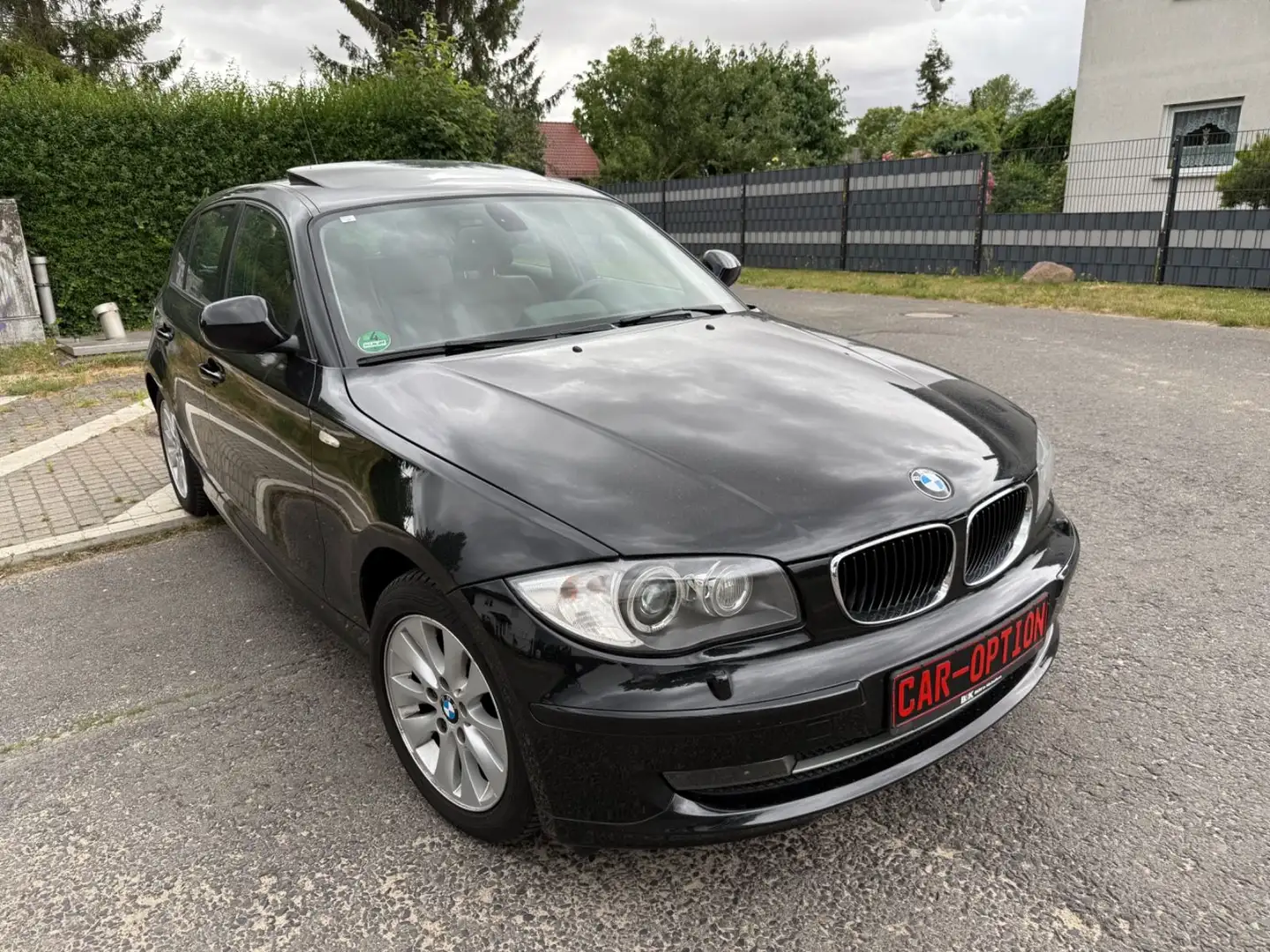 BMW 118 i Lim. /Automatik/Leder/Glasdach/Navi Schwarz - 2