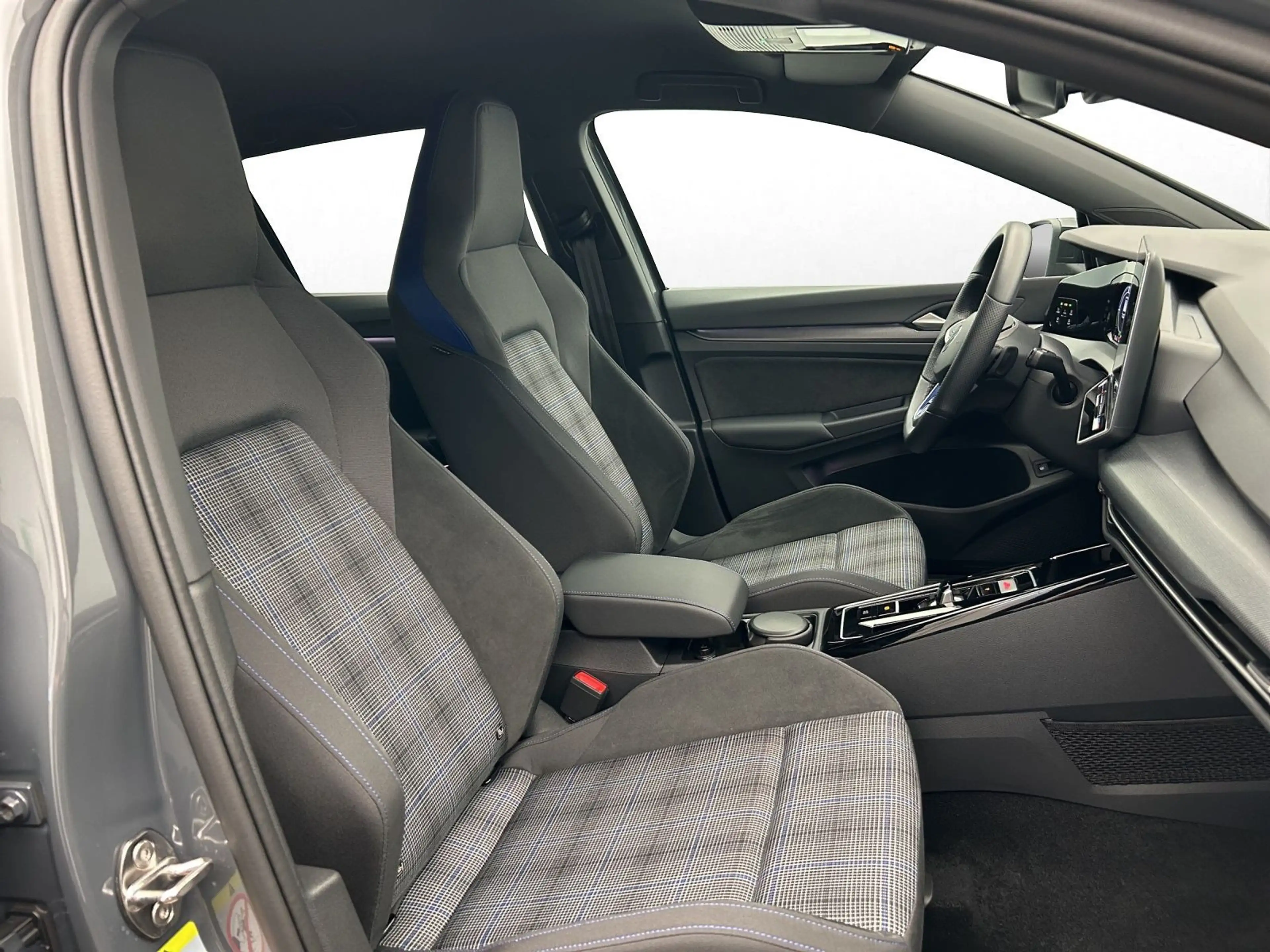 Volkswagen Golf GTE GTE 1.5 TSI eHybrid*NAVI*BLACKSTYLE*KAM*HUD — photo 4