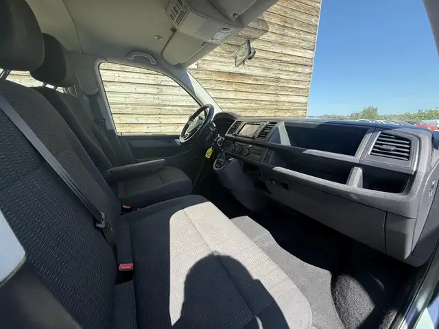 Volkswagen Transporter view 17