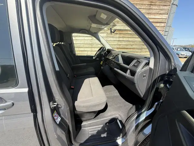 Volkswagen Transporter view 16