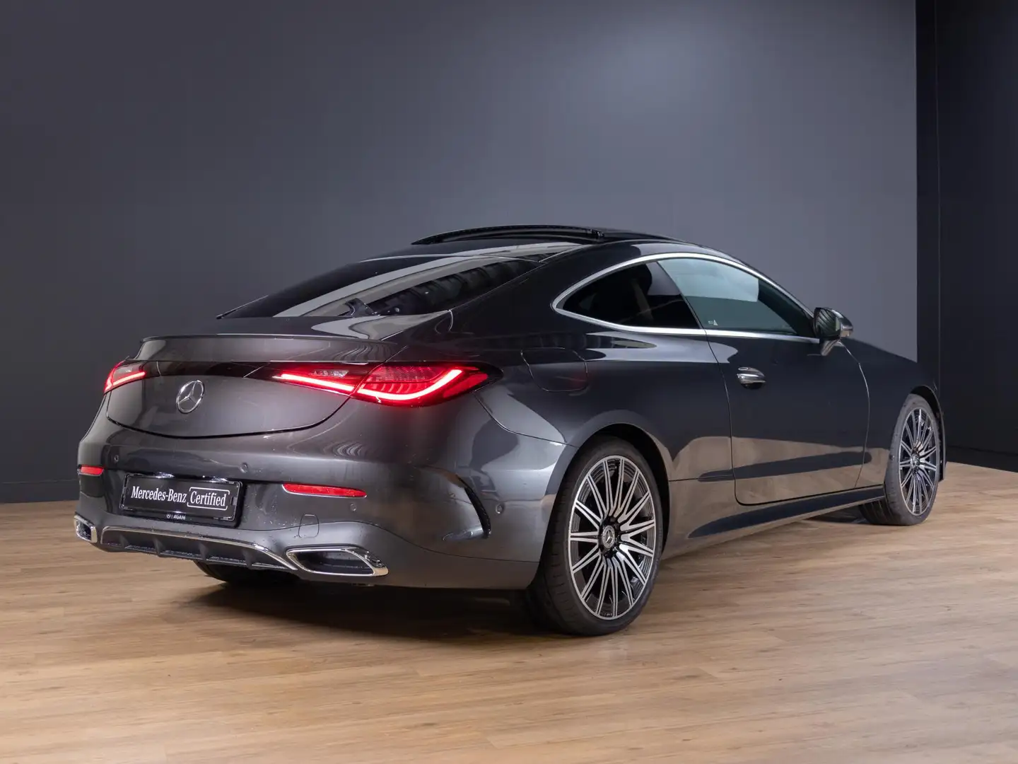 Mercedes-Benz CLE 300 Coupé 4MATIC AMG Line Panorama dak Gris - 2