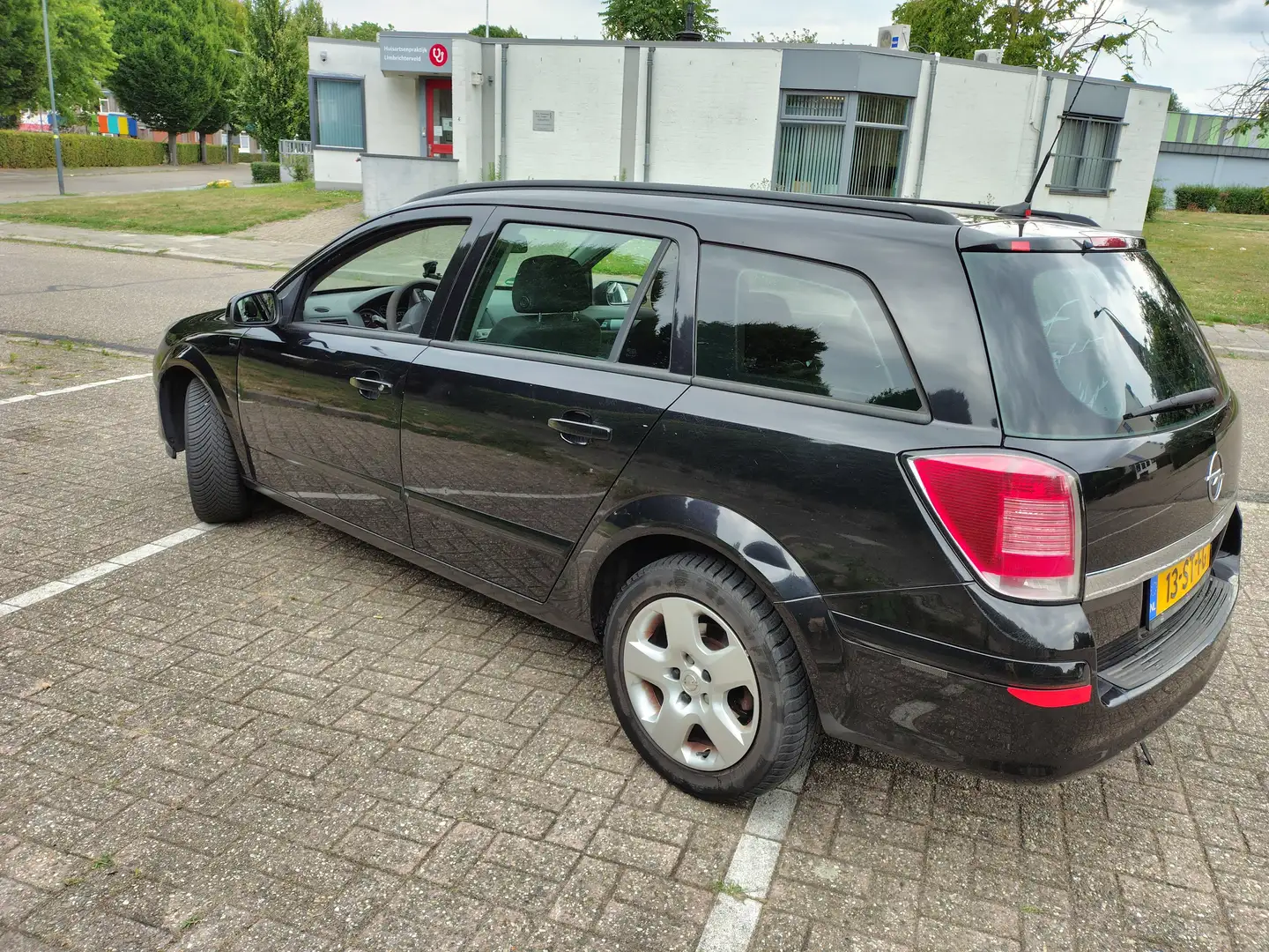 Opel Astra Astra 1.8 Stationwagen Executive Zwart - 2