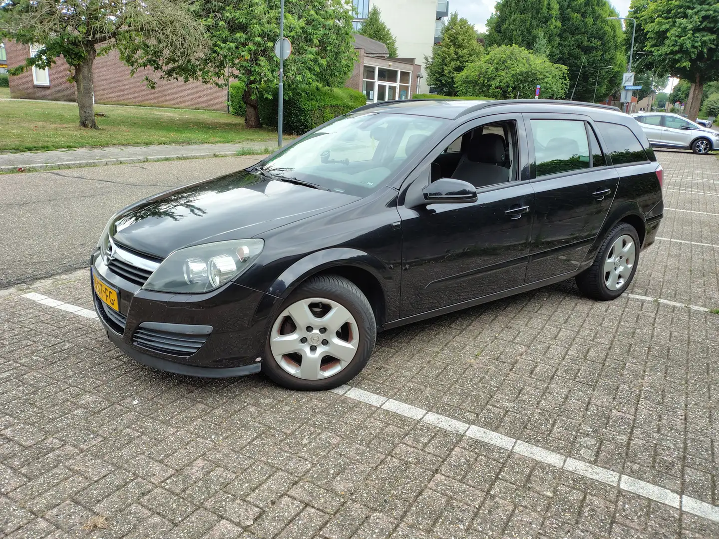 Opel Astra Astra 1.8 Stationwagen Executive Zwart - 1