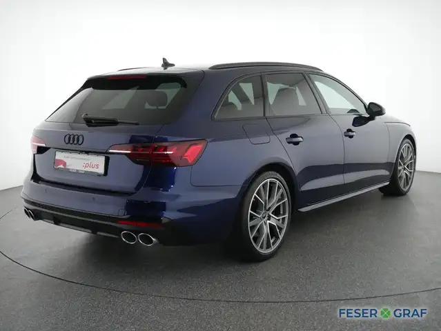 Audi S4 view 4