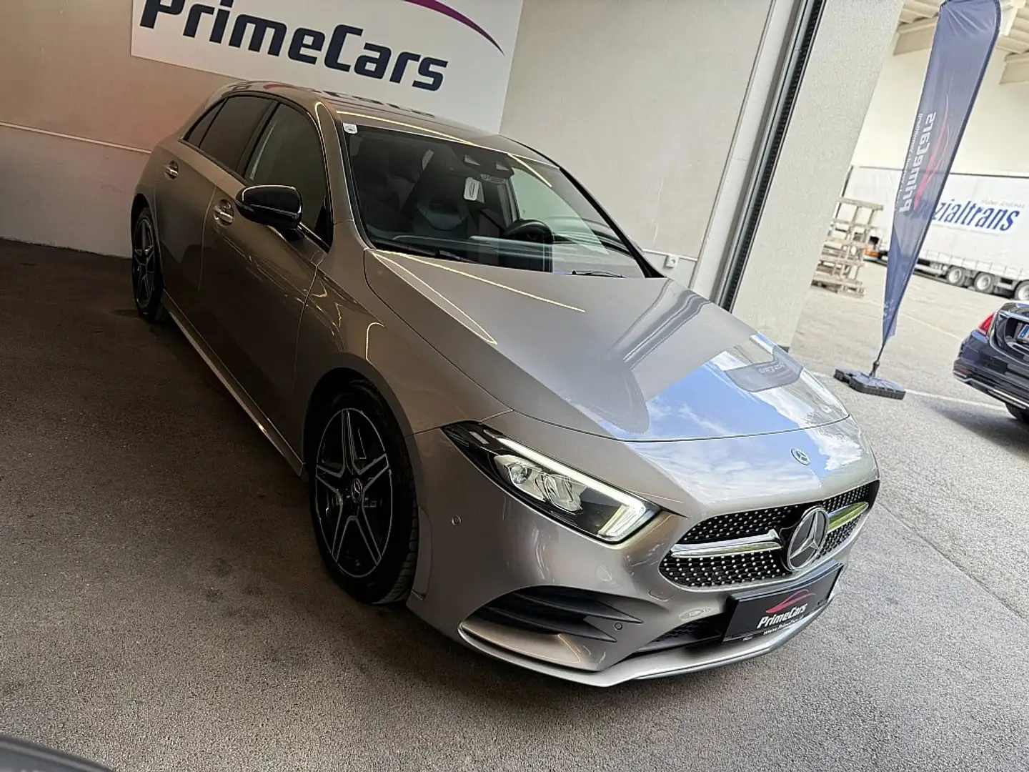 Mercedes-Benz A 180 d Aut./AMG-LINE/PREMIUM PAKET/LED/NIGHTPAKET/ Grau - 2